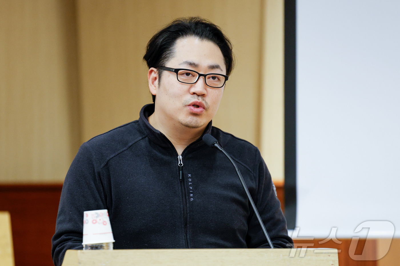 (서울=뉴스1) 안은나 기자 = 김성현 전국공무원노동조합 소방본부 서울소방지부 구급국장이 18일 서울 여의도 국회도서관에서 열린 응급실 뺑뺑이 해소를 위한 응급의료법 개정 방향 대 …