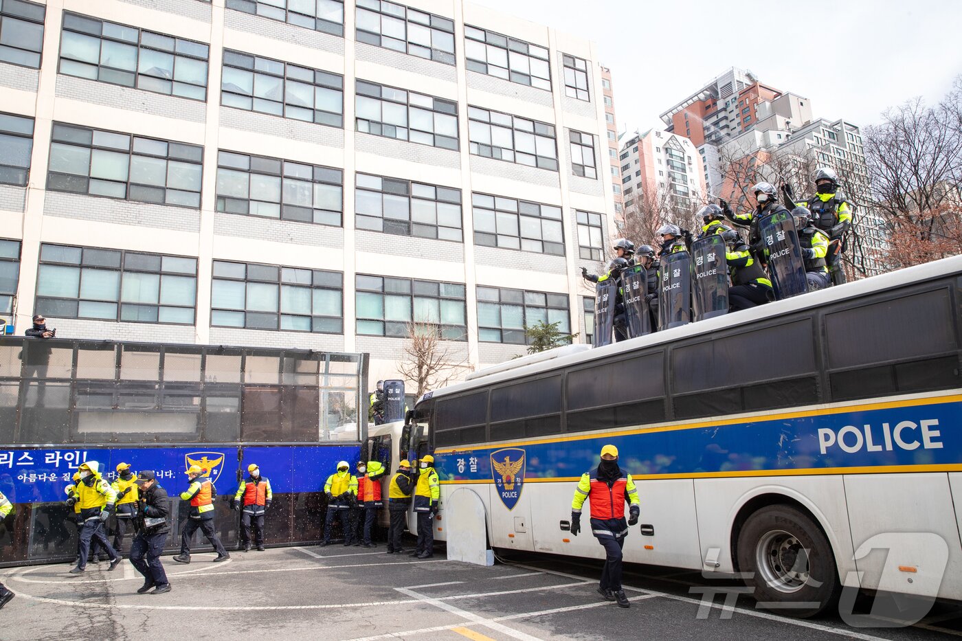 본문 이미지 - 서울경찰청이 탄핵 선고에 대비해 경찰관기동대 합동 연합훈련을 실시했다고 18일 밝혔다. 사진은 경찰대원들이 탄핵 선고에 대비해 훈련을 하는 모습. (서울경찰청 제공, 재판매 및 DB 금지) 2025.3.18/뉴스1