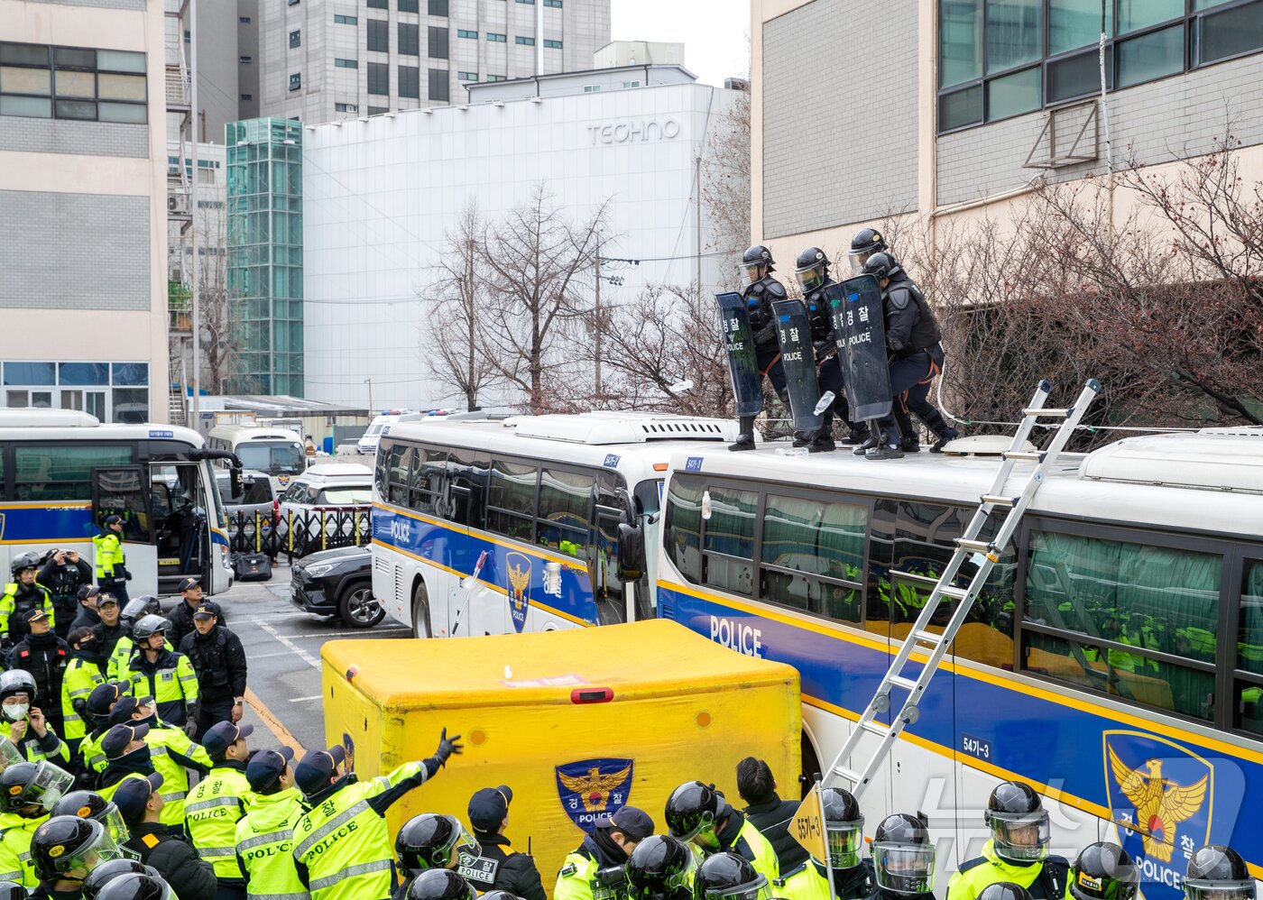 본문 이미지 - 서울경찰청이 탄핵 선고에 대비해 경찰관기동대 합동 연합훈련을 실시했다고 18일 밝혔다. 사진은 경찰대원들이 탄핵 선고에 대비해 훈련을 하는 모습. (서울경찰청 제공, 재판매 및 DB 금지) 2025.3.18/뉴스1