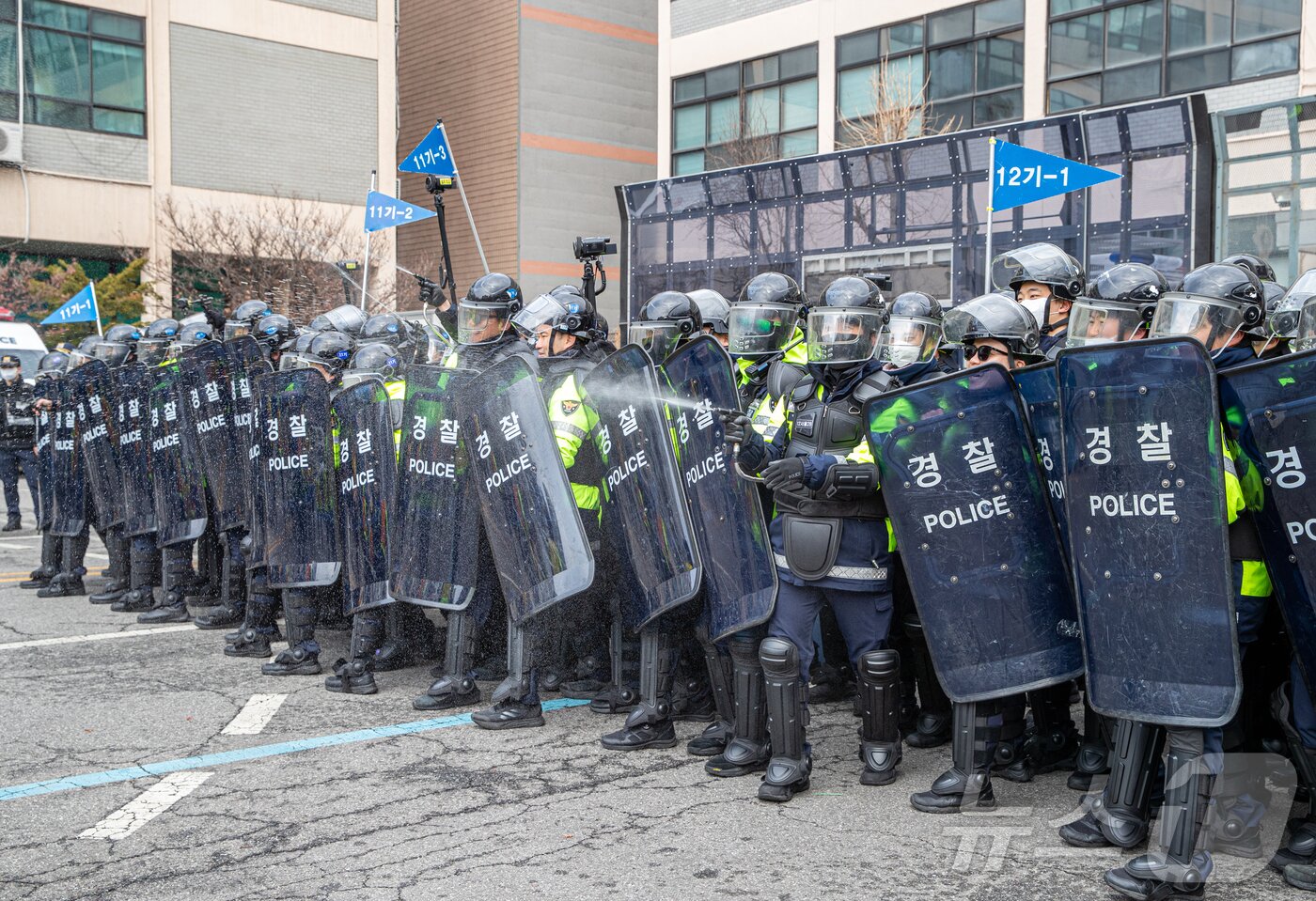 본문 이미지 - 서울경찰청이 탄핵 선고에 대비해 경찰관기동대 합동 연합훈련을 실시했다고 18일 밝혔다. 사진은 경찰대원들이 탄핵 선고에 대비해 훈련을 하는 모습. (서울경찰청 제공, 재판매 및 DB 금지) 2025.3.18/뉴스1