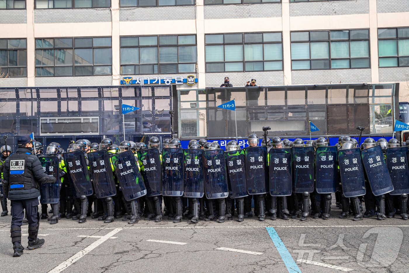 본문 이미지 - 서울경찰청이 탄핵 선고에 대비해 경찰관기동대 합동 연합훈련을 실시했다고 18일 밝혔다. 사진은 경찰대원들이 탄핵 선고에 대비해 훈련을 하는 모습. (서울경찰청 제공, 재판매 및 DB 금지) 2025.3.18/뉴스1