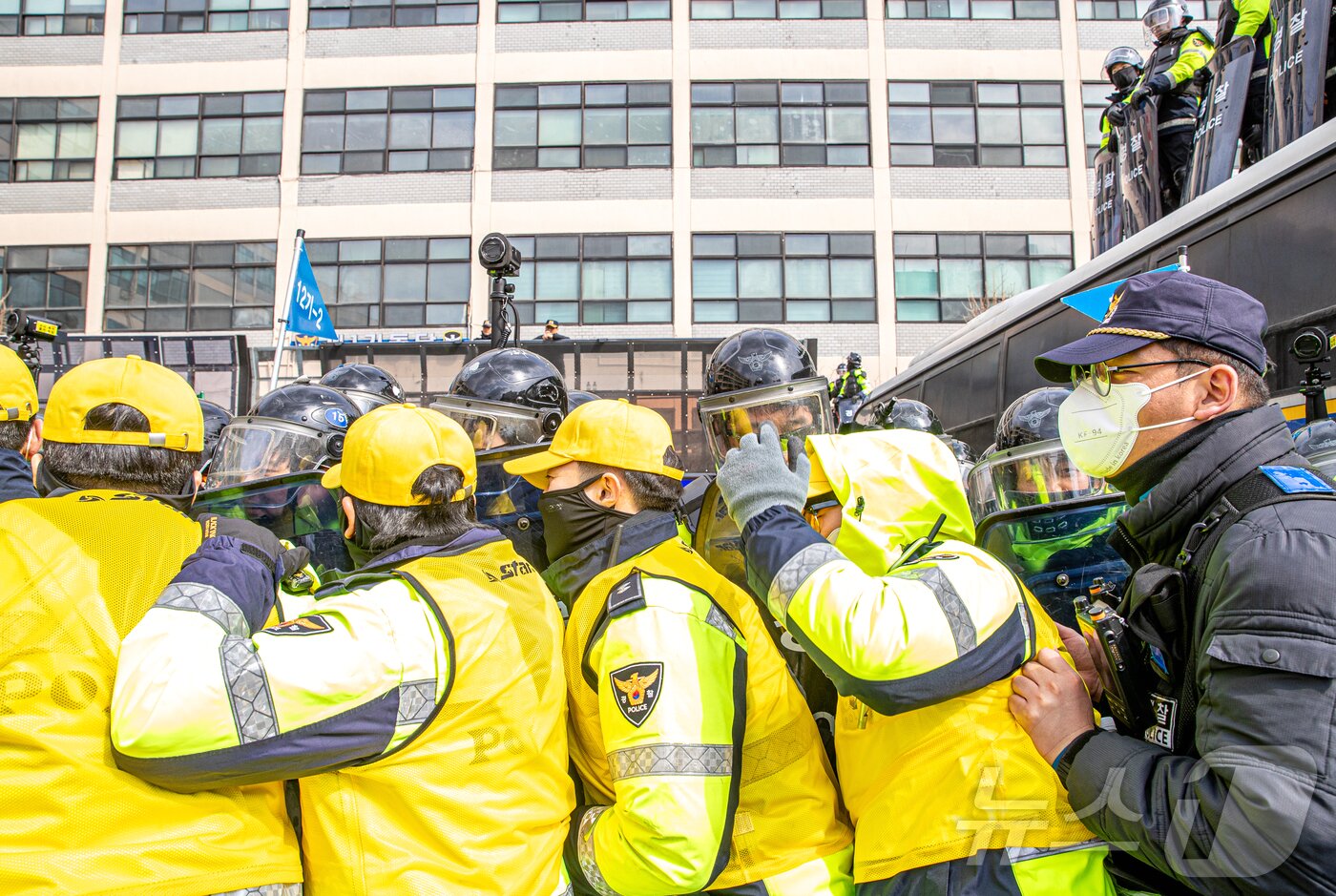 본문 이미지 - 서울경찰청이 탄핵 선고에 대비해 경찰관기동대 합동 연합훈련을 실시했다고 18일 밝혔다. 사진은 경찰대원들이 탄핵 선고에 대비해 훈련을 하는 모습. (서울경찰청 제공, 재판매 및 DB 금지) 2025.3.18/뉴스1