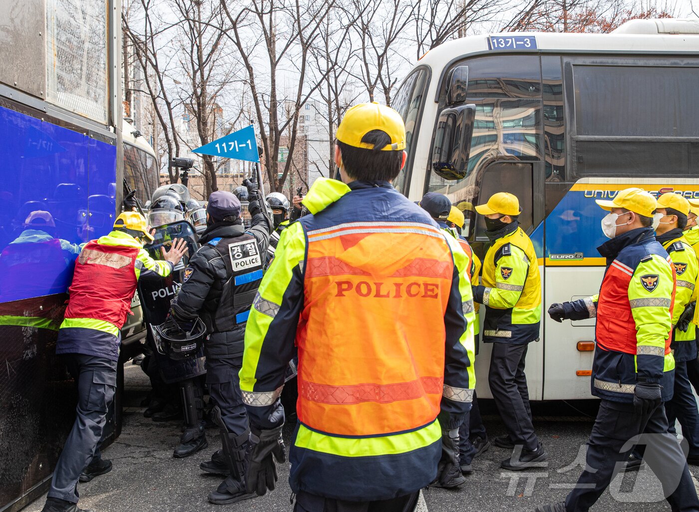 본문 이미지 - 서울경찰청이 탄핵 선고에 대비해 경찰관기동대 합동 연합훈련을 실시했다고 18일 밝혔다. 사진은 경찰대원들이 탄핵 선고에 대비해 훈련을 하는 모습. (서울경찰청 제공, 재판매 및 DB 금지) 2025.3.18/뉴스1