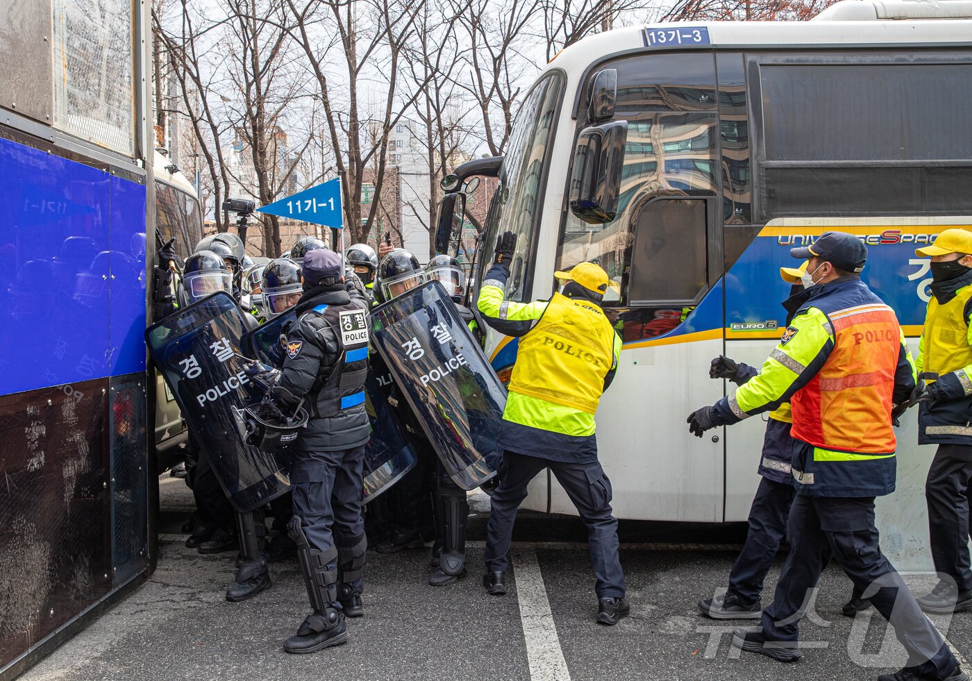 본문 이미지 - 서울경찰청이 탄핵 선고에 대비해 경찰관기동대 합동 연합훈련을 실시했다고 18일 밝혔다. 사진은 경찰대원들이 탄핵 선고에 대비해 훈련을 하는 모습. (서울경찰청 제공, 재판매 및 DB 금지) 2025.3.18/뉴스1