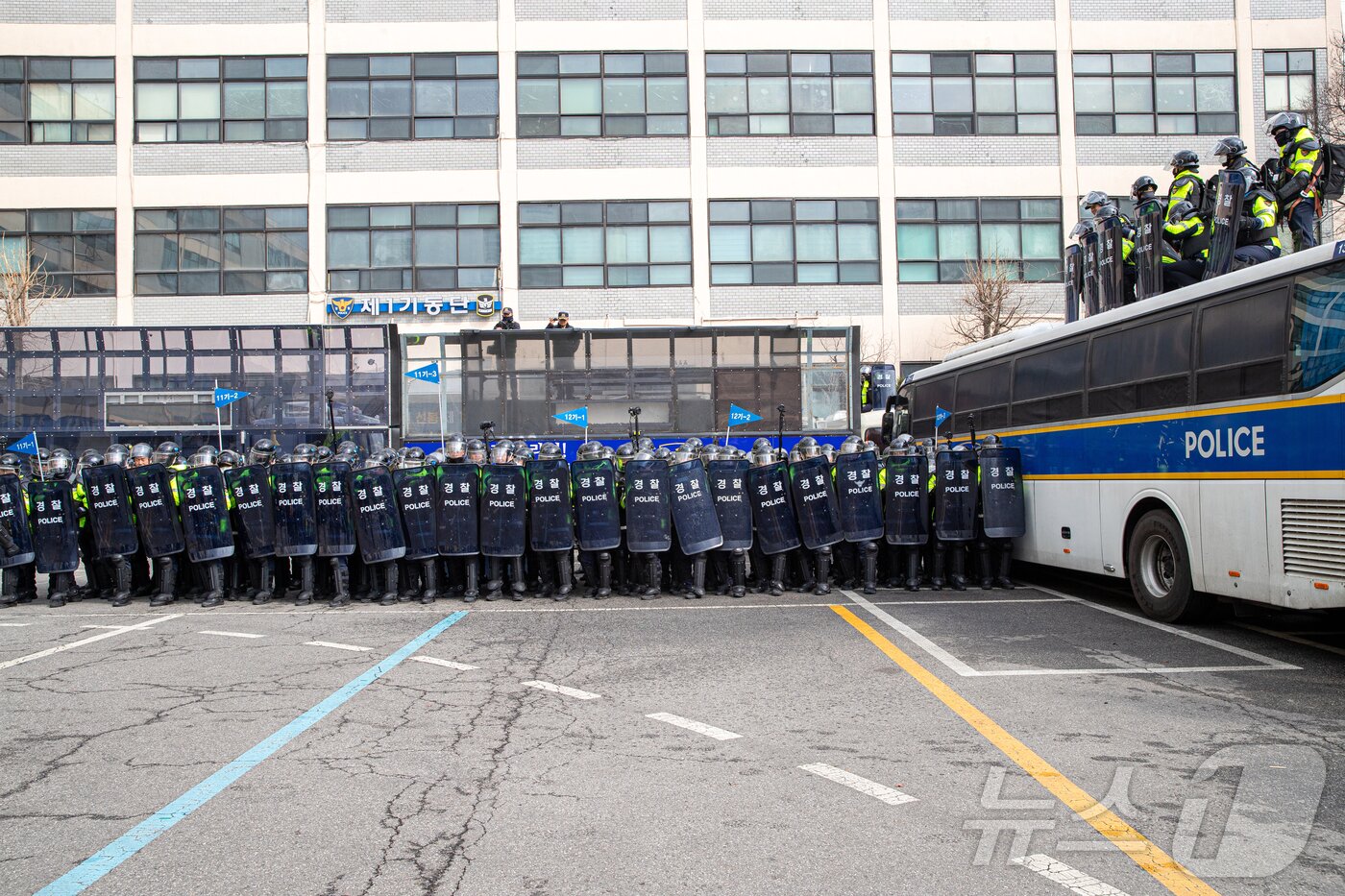 본문 이미지 - 서울경찰청이 탄핵 선고에 대비해 경찰관기동대 합동 연합훈련을 실시했다고 18일 밝혔다. 사진은 경찰대원들이 탄핵 선고에 대비해 훈련을 하는 모습. (서울경찰청 제공, 재판매 및 DB 금지) 2025.3.18/뉴스1