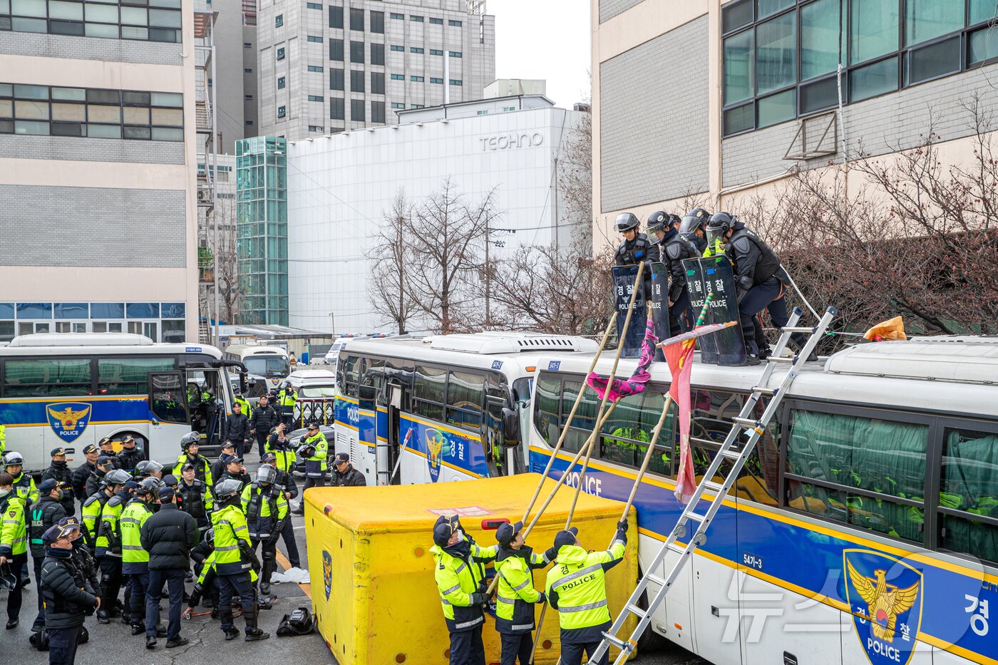 본문 이미지 - 서울경찰청이 탄핵 선고에 대비해 경찰관기동대 합동 연합훈련을 실시했다고 18일 밝혔다. 사진은 경찰대원들이 탄핵 선고에 대비해 훈련을 하는 모습. (서울경찰청 제공, 재판매 및 DB 금지) 2025.3.18/뉴스1