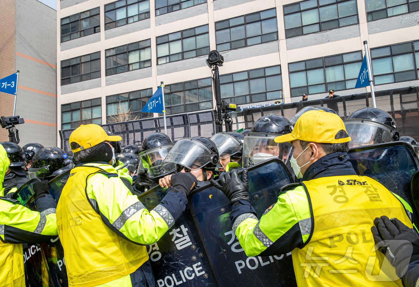 본문 이미지 - 서울경찰청이 탄핵 선고에 대비해 경찰관기동대 합동 연합훈련을 실시했다고 18일 밝혔다. 사진은 경찰대원들이 탄핵 선고에 대비해 훈련을 하는 모습. (서울경찰청 제공, 재판매 및 DB 금지) 2025.3.18/뉴스1