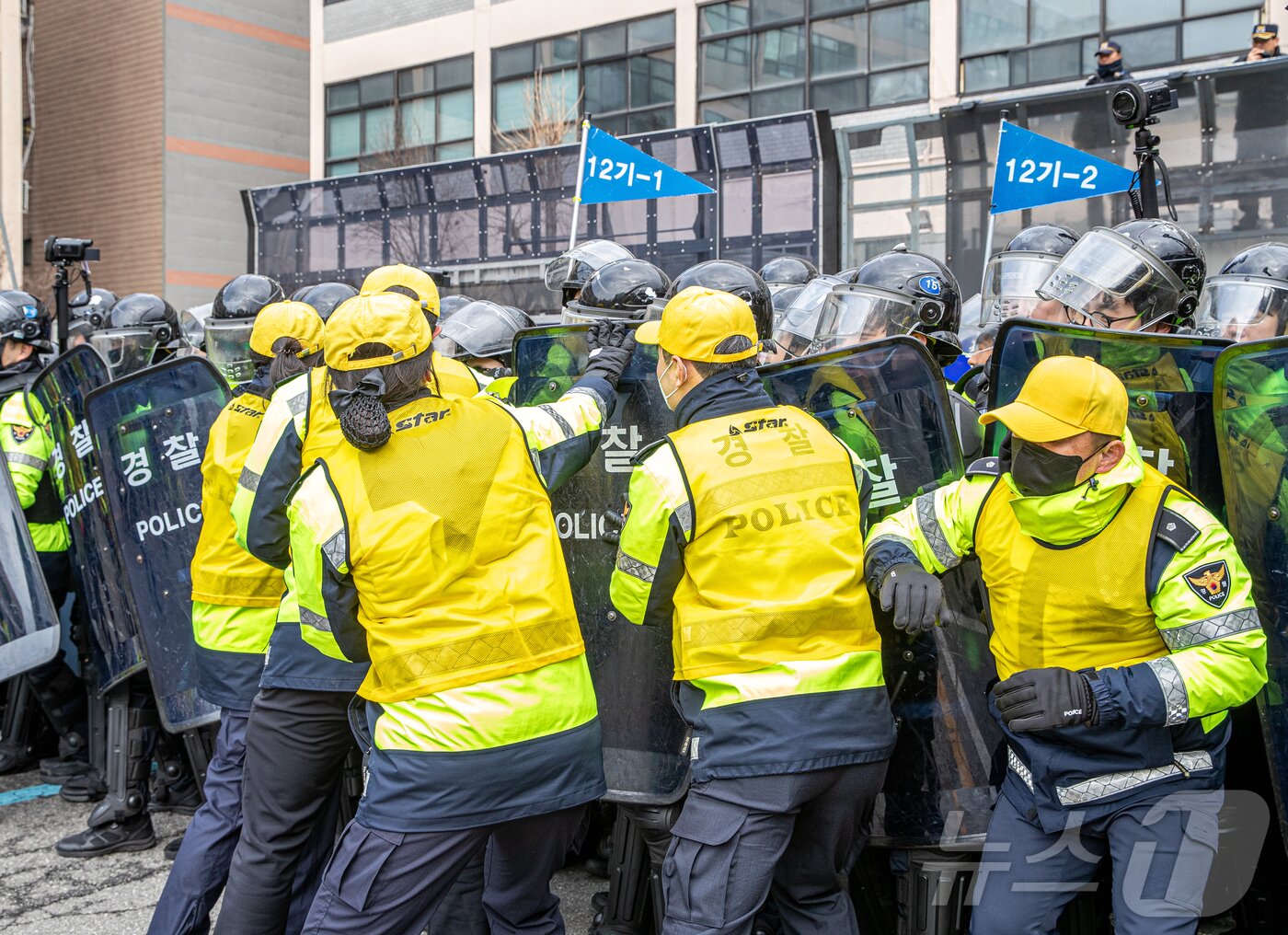 본문 이미지 - 서울경찰청이 탄핵 선고에 대비해 경찰관기동대 합동 연합훈련을 실시했다고 18일 밝혔다. 사진은 경찰대원들이 탄핵 선고에 대비해 훈련을 하는 모습. (서울경찰청 제공, 재판매 및 DB 금지) 2025.3.18/뉴스1