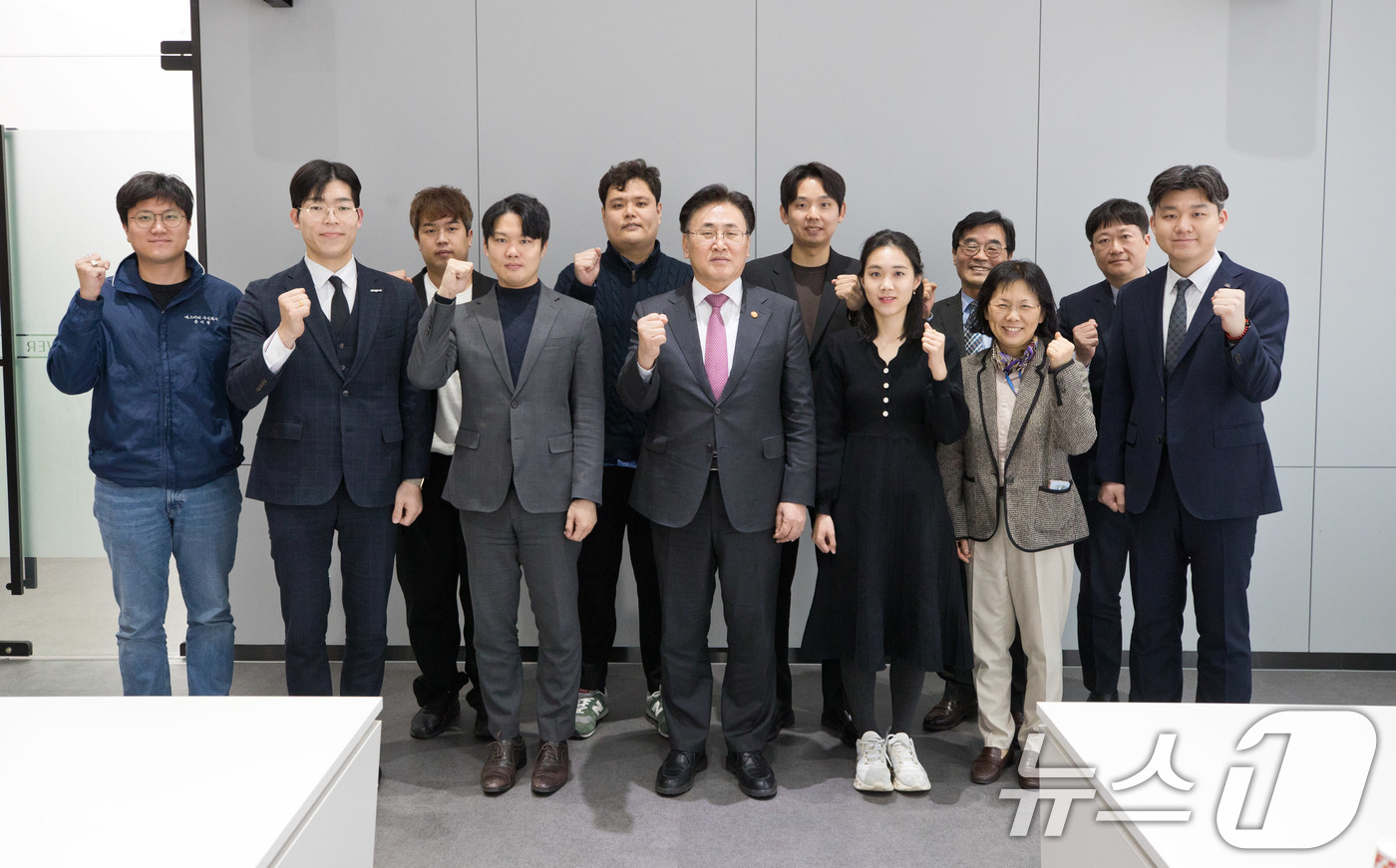 (서울=뉴스1) = 유상임 과학기술정보통신부 장관이 18일 서울 강서구 NH서울타워에서 열린 '기술창업 청년 대표와의 기술사업화 간담회'에서 참석자들과 기념촬영 하고 있다. (과학 …