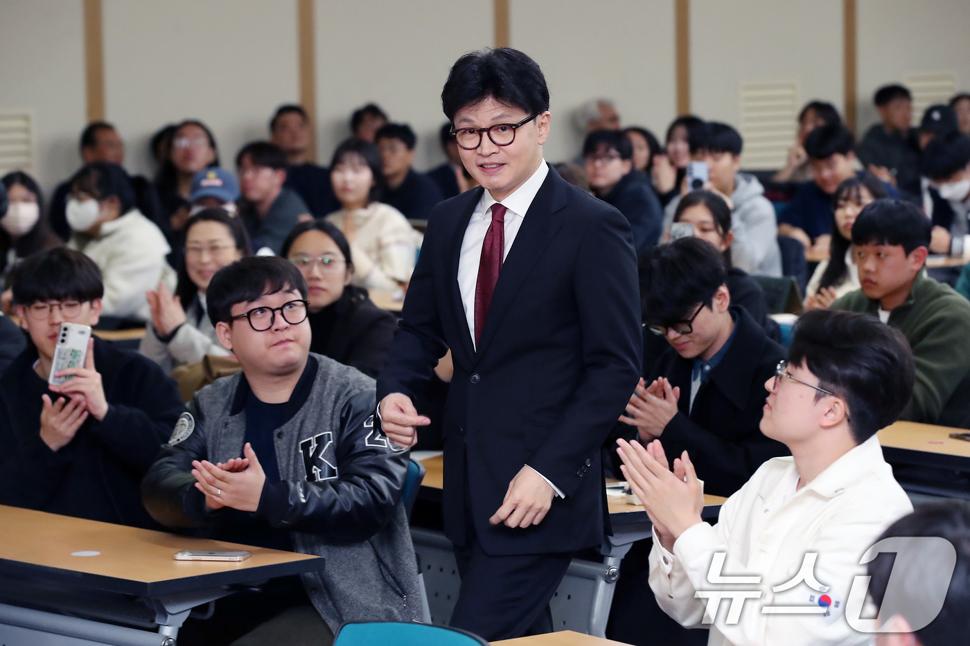 (대구=뉴스1) 공정식 기자 = 한동훈 전 국민의힘 대표가 18일 오후 대구 북구 경북대에서 '시대를 바꾸자, 개헌'을 주제로 열린 경북대학교 청년 토크쇼에 참석하고 있다. 202 …