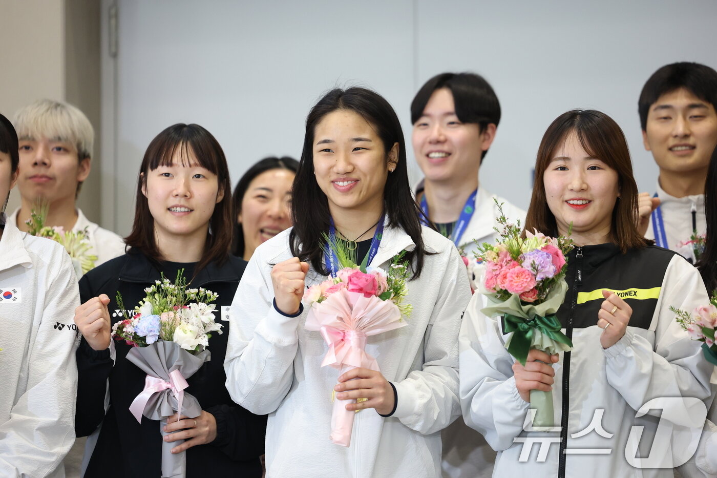 본문 이미지 - 전영 오픈에서 우승을 차지한 배드민턴 안세영이 18일 오후 인천국제공항을 통해 귀국 후 기념 촬영을 하고 있다. 2025.3.18/뉴스1 ⓒ News1 이승배 기자