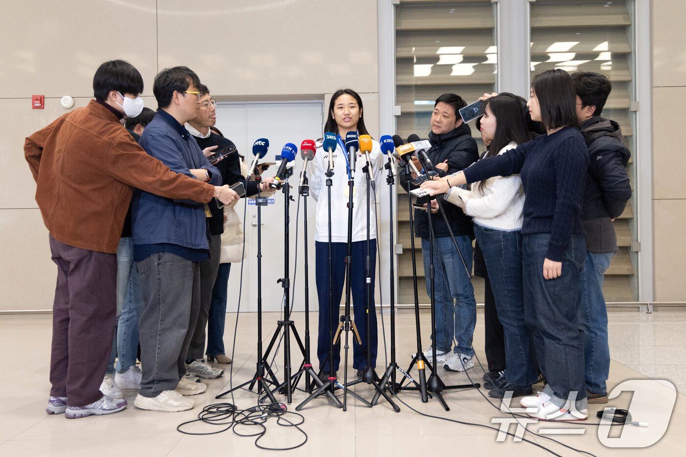 본문 이미지 - 전영 오픈에서 우승을 차지한 배드민턴 안세영이 18일 오후 인천국제공항을 통해 귀국해 취재진과 인터뷰하고 있다. 배드민턴 여자 단식 세계랭킹 1위 안세영은 지난 17일&#40;한국시간&#41; 영국 버밍엄에서 열린 세계배드민턴연맹&#40;BWF&#41; 월드투어 슈퍼 1000 전영 오픈 여자 단식 결승전에서 왕즈이&#40;중국&#41;을 상대로 역전승해 2년 만의 정상 탈환에 성공했다. 또 올해 들어 20경기 연속 무패 행진을 이어가며 국제대회 4연속 우승이라는 금자탑도 세웠다. 2025.3.18/뉴스1 ⓒ News1 이승배 기자