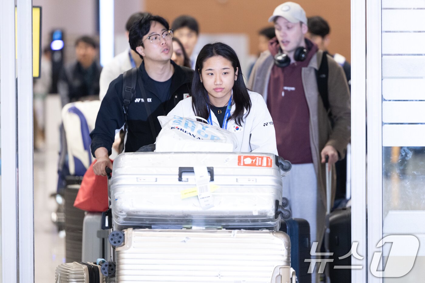본문 이미지 - 전영 오픈에서 우승을 차지한 배드민턴 안세영이 18일 오후 인천국제공항을 통해 귀국하고 있다. 2025.3.18/뉴스1 ⓒ News1 이승배 기자
