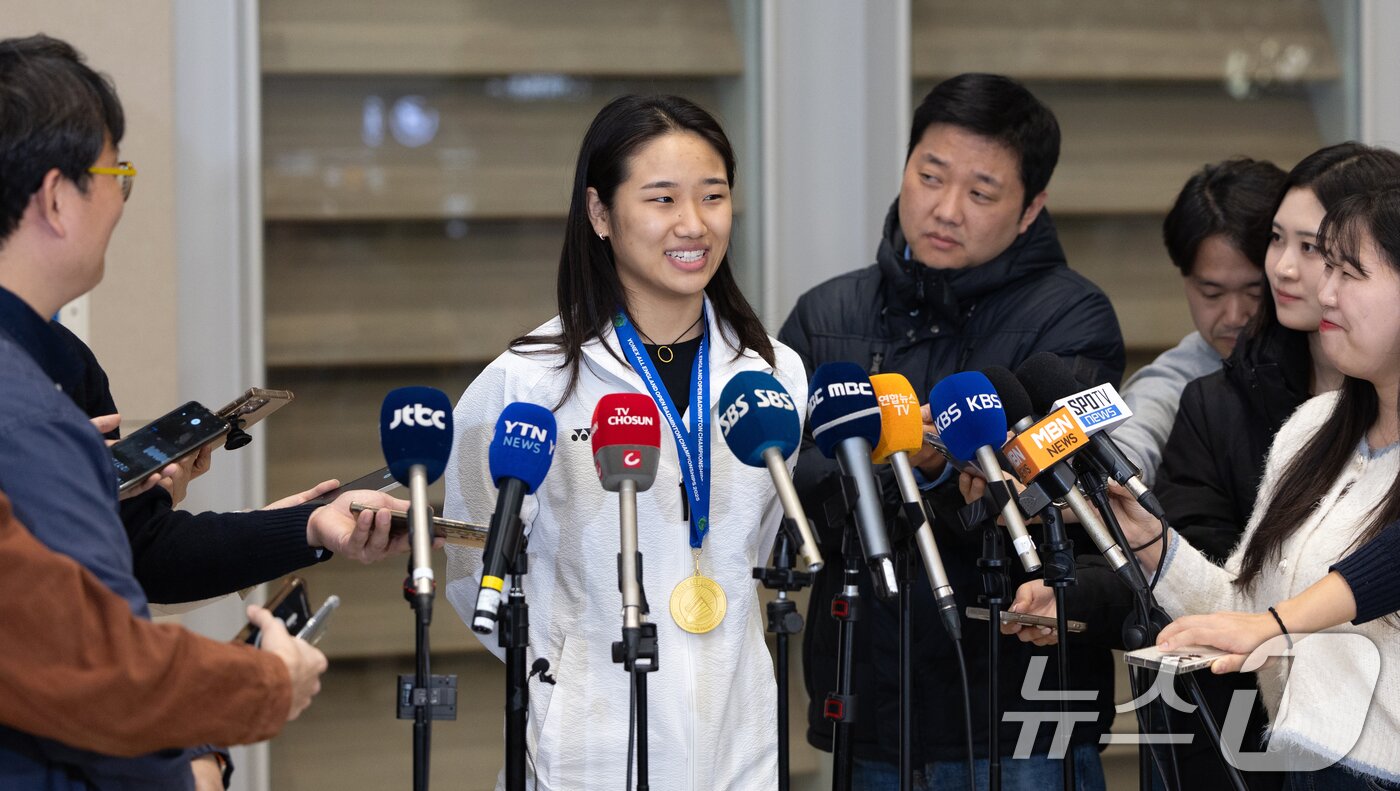 본문 이미지 - 전영 오픈에서 우승을 차지한 배드민턴 안세영이 18일 오후 인천국제공항을 통해 귀국해 취재진과 인터뷰하고 있다. 2025.3.18/뉴스1 ⓒ News1 이승배 기자