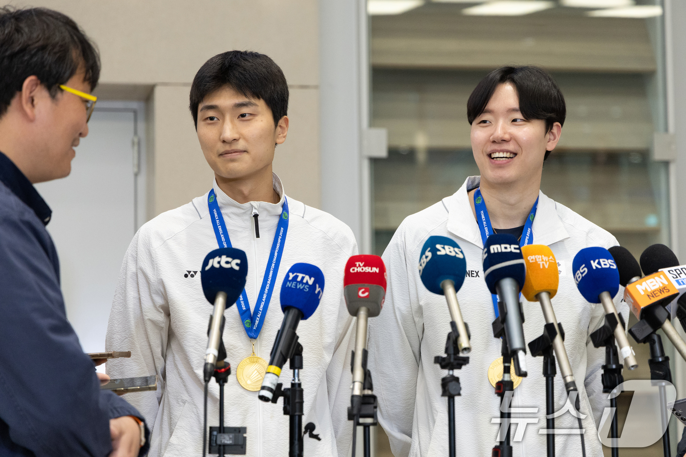 (인천공항=뉴스1) 이승배 기자 = 전영 오픈 남자 복식에서 우승을 차지한 배드민턴 김원호(왼쪽), 서승재가 18일 오후 인천국제공항을 통해 귀국해 취재진과 인터뷰하고 있다. 20 …