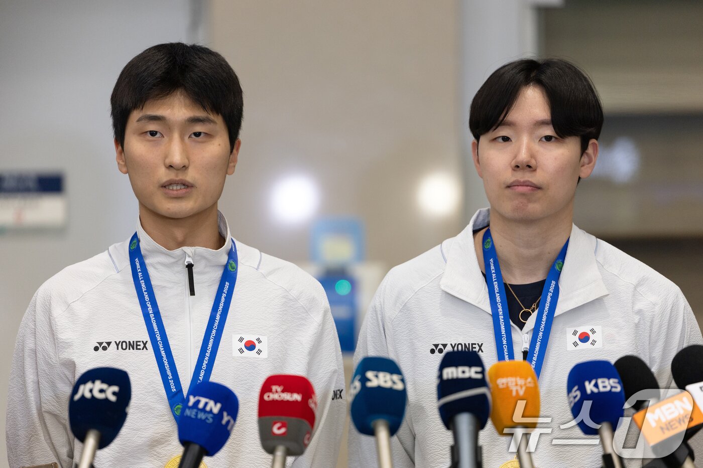 본문 이미지 - 전영 오픈 남자 복식에서 우승을 차지한 배드민턴 김원호&#40;왼쪽&#41;, 서승재가 18일 오후 인천국제공항을 통해 귀국해 취재진과 인터뷰하고 있다. 2025.3.18/뉴스1 ⓒ News1 이승배 기자