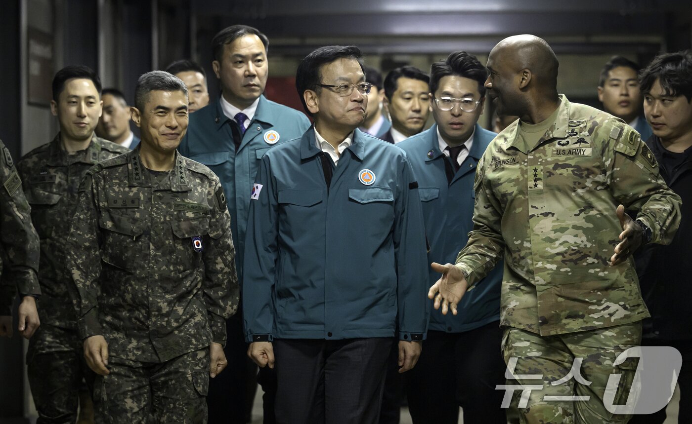 본문 이미지 - 지난 3월 18일 당시 대통령 권한대행이었던 최상목 전  부총리 겸 기획재정부 장관이 한미연합군사령부 전시지휘소(CP TANGO)를 방문해 제이비어 브런슨 한미연합사령관(오른쪽)으로부터 정례 한미연합훈련인 '자유의 방패'(프리덤실드·FS) 연습 상황에 대한 설명을 듣고 있다. (기획재정부 제공, 재판매 및 DB금지) 2025.3.18/뉴스1