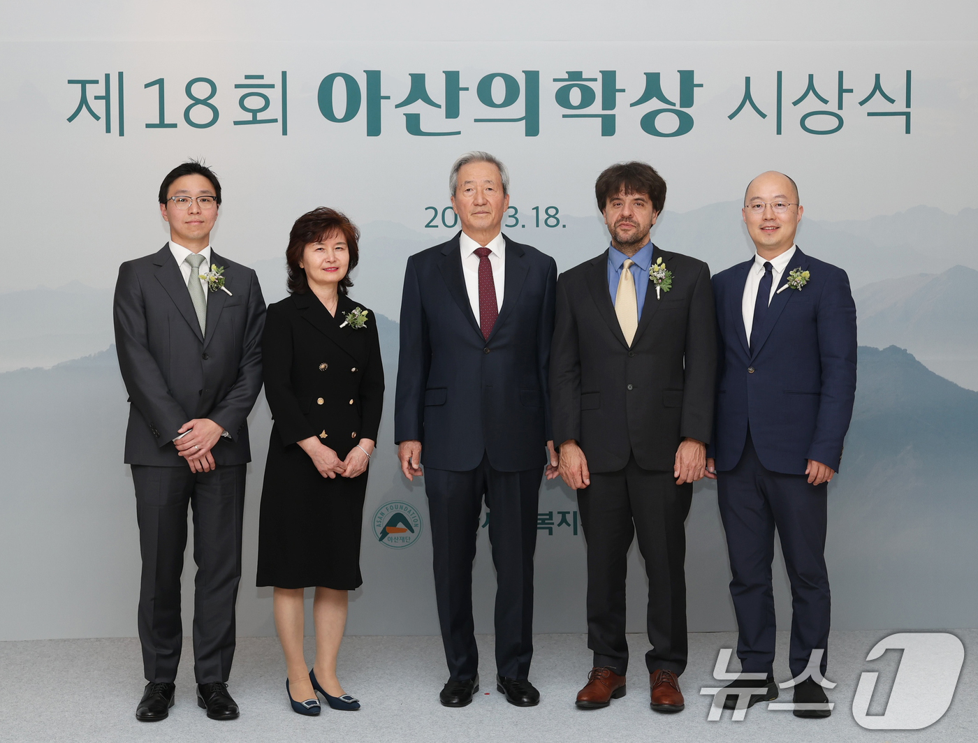 (서울=뉴스1) 김진환 기자 = 정몽준 아산재단 이사장이 18일 서울 중구 웨스틴 조선호텔에서 열린 제18회 아산의학상 시상식에서 수상자들과 기념 촬영을 하고 있다.사진 왼쪽부터 …