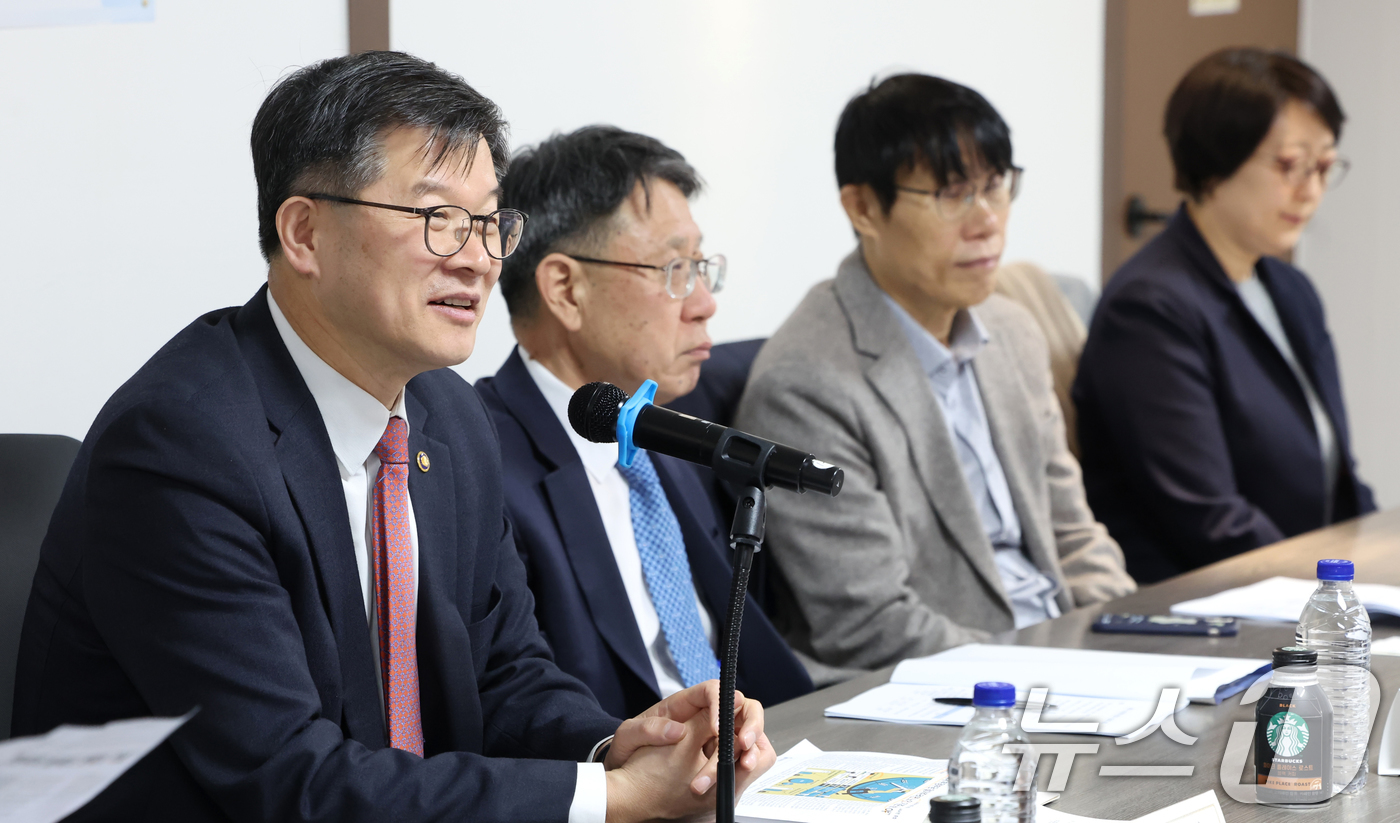 (서울=뉴스1) 김진환 기자 = 이기일 보건복지부 제1차관이 18일 서울 용산구 후암로 스페이스쉐어 서울역센터에서 열린 제3차 노인연령 전문가 간담회에서 인사말을 하고 있다. (보 …