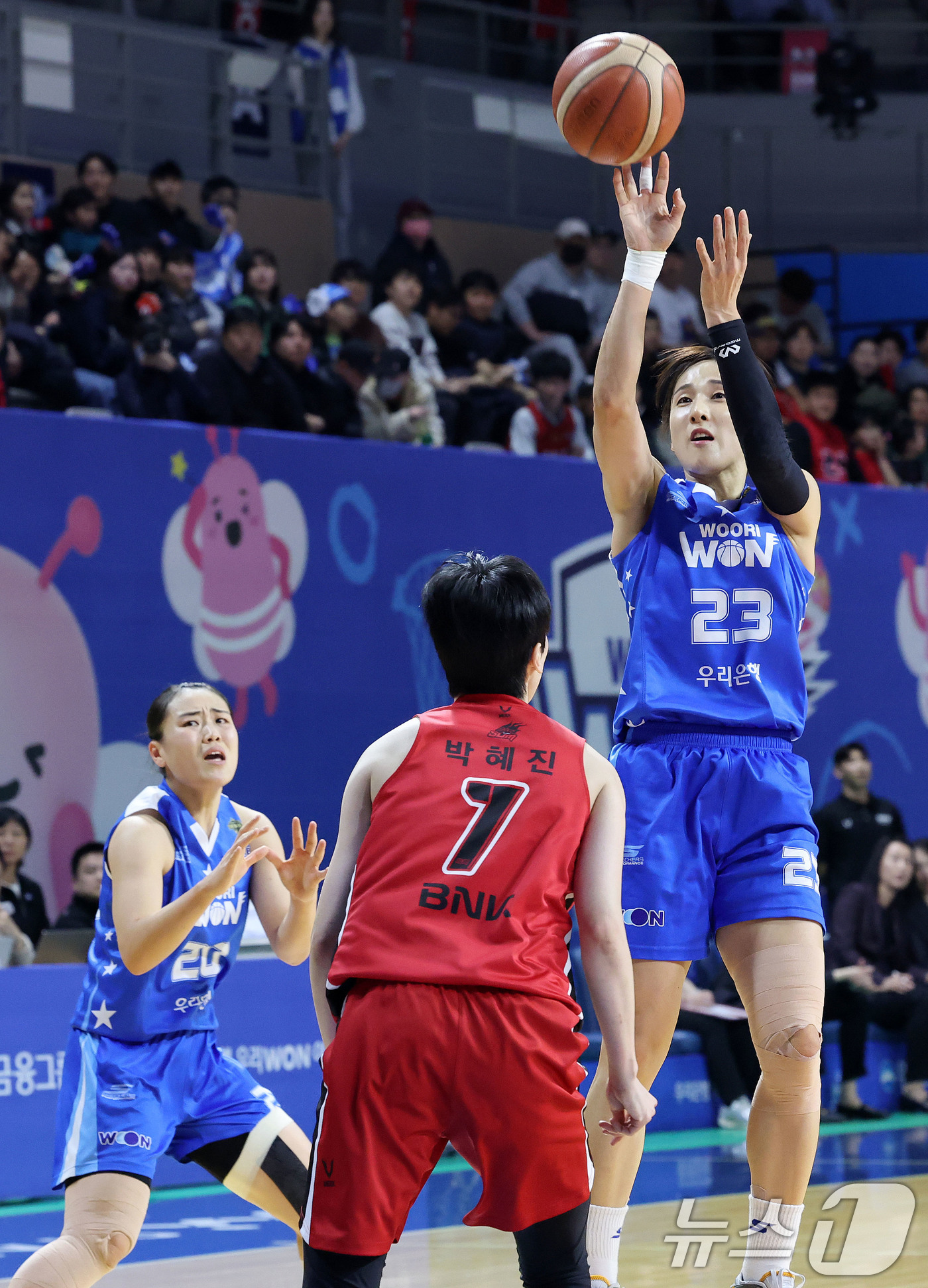 (아산=뉴스1) 박세연 기자 = 18일 오후 충남 아산 이순신체육관에서 열린 '하나은행 2024-2025 여자프로농구' 플레이오프 챔피언결정전 2차전 아산 우리은행과 부산 BNK의 …