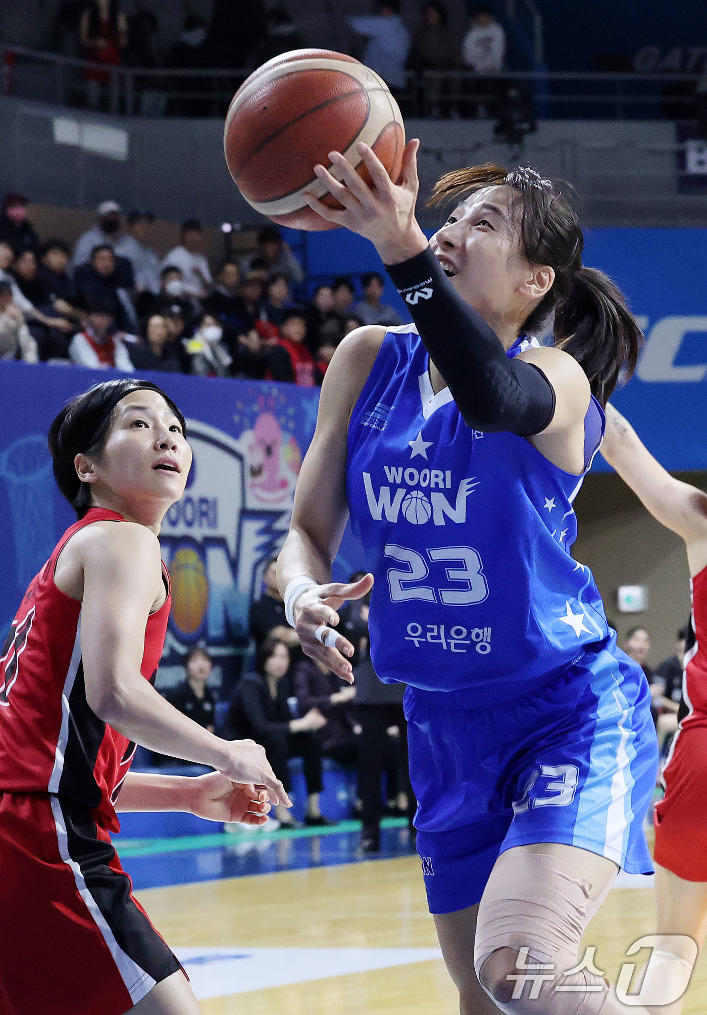 (아산=뉴스1) 박세연 기자 = 18일 오후 충남 아산 이순신체육관에서 열린 '하나은행 2024-2025 여자프로농구' 플레이오프 챔피언결정전 2차전 아산 우리은행과 부산 BNK의 …