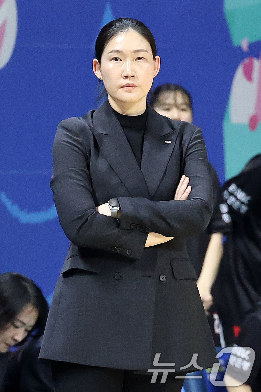 본문 이미지 - 18일 오후 충남 아산 이순신체육관에서 열린 &#39;하나은행 2024-2025 여자프로농구&#39; 플레이오프 챔피언결정전 2차전 아산 우리은행과 부산 BNK의 경기에서 BNK 박정은 감독이 경기를 지켜보고 있다. 2025.3.18/뉴스1 ⓒ News1 박세연 기자