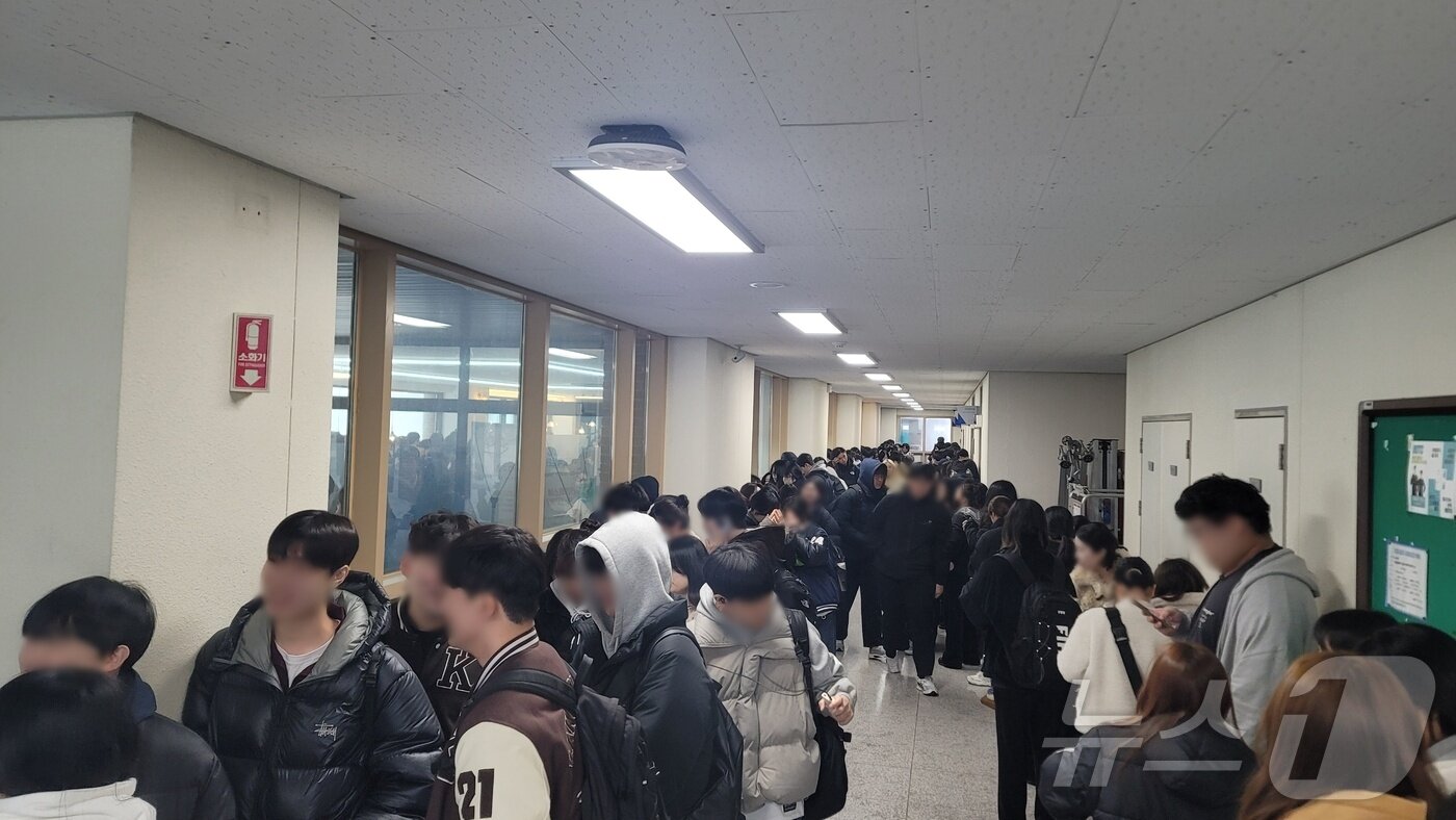 본문 이미지 - 강원 산간과 동해안을 중심으로 폭설이 쏟아진 18일 해발 800m에 위치한 강원대학교 도계캠퍼스 학생들이 고립된 모습.(독자제공, 재핀매 및 DB 금지) 2025.3.18/뉴스1