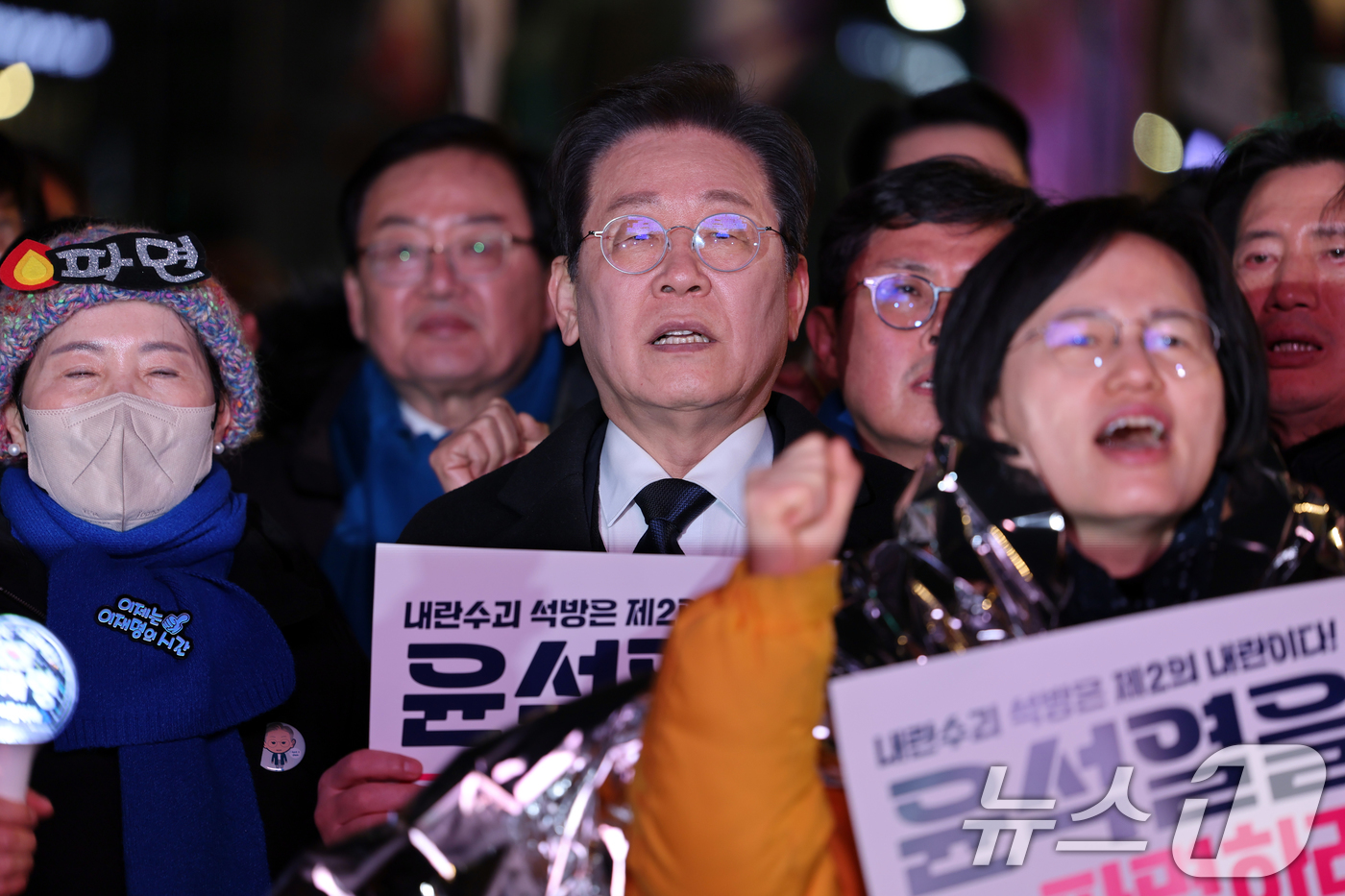 (광주=뉴스1) 이승현 기자 = 이재명 더불어민주당 대표가 18일 오후 광주 동구 5·18민주광장에서 열린 광주비상행동의 '내란수괴 윤석열 즉각파면 긴급 광주시민대회'에 참여해 구 …