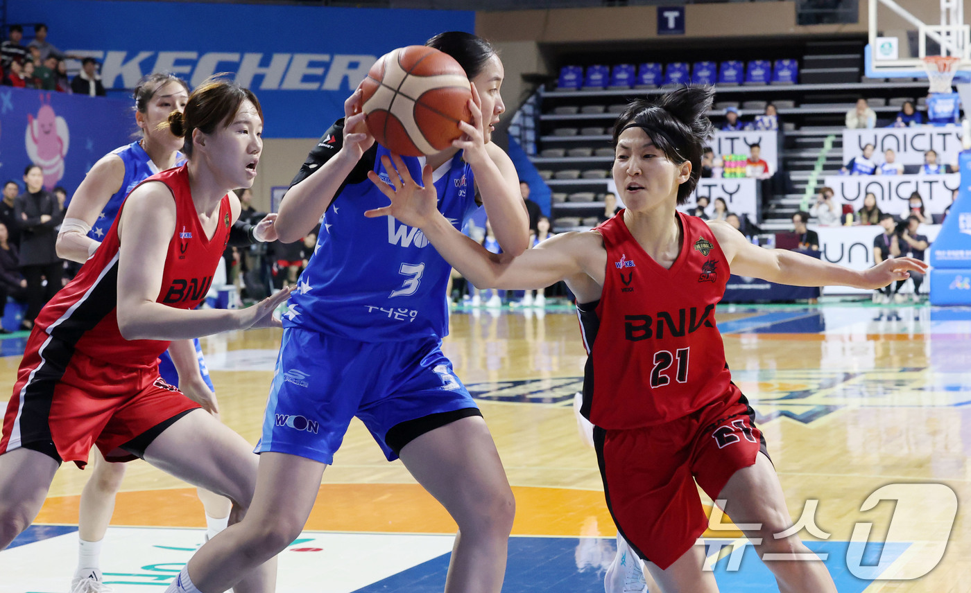 (아산=뉴스1) 박세연 기자 = 18일 오후 충남 아산 이순신체육관에서 열린 '하나은행 2024-2025 여자프로농구' 플레이오프 챔피언결정전 2차전 아산 우리은행과 부산 BNK의 …