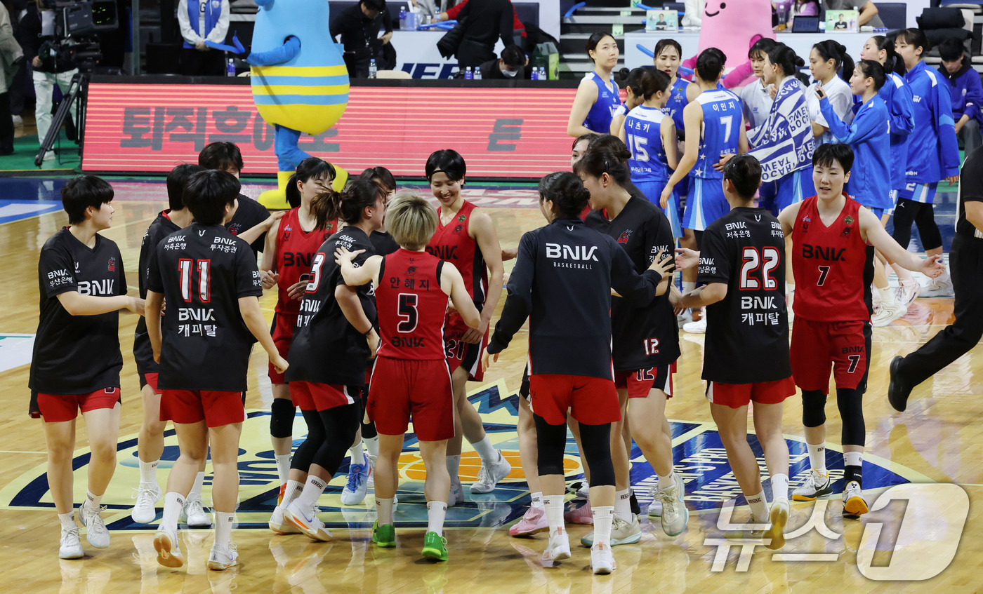 (아산=뉴스1) 박세연 기자 = 18일 오후 충남 아산 이순신체육관에서 열린 '하나은행 2024-2025 여자프로농구' 플레이오프 챔피언결정전 2차전 아산 우리은행과 부산 BNK의 …