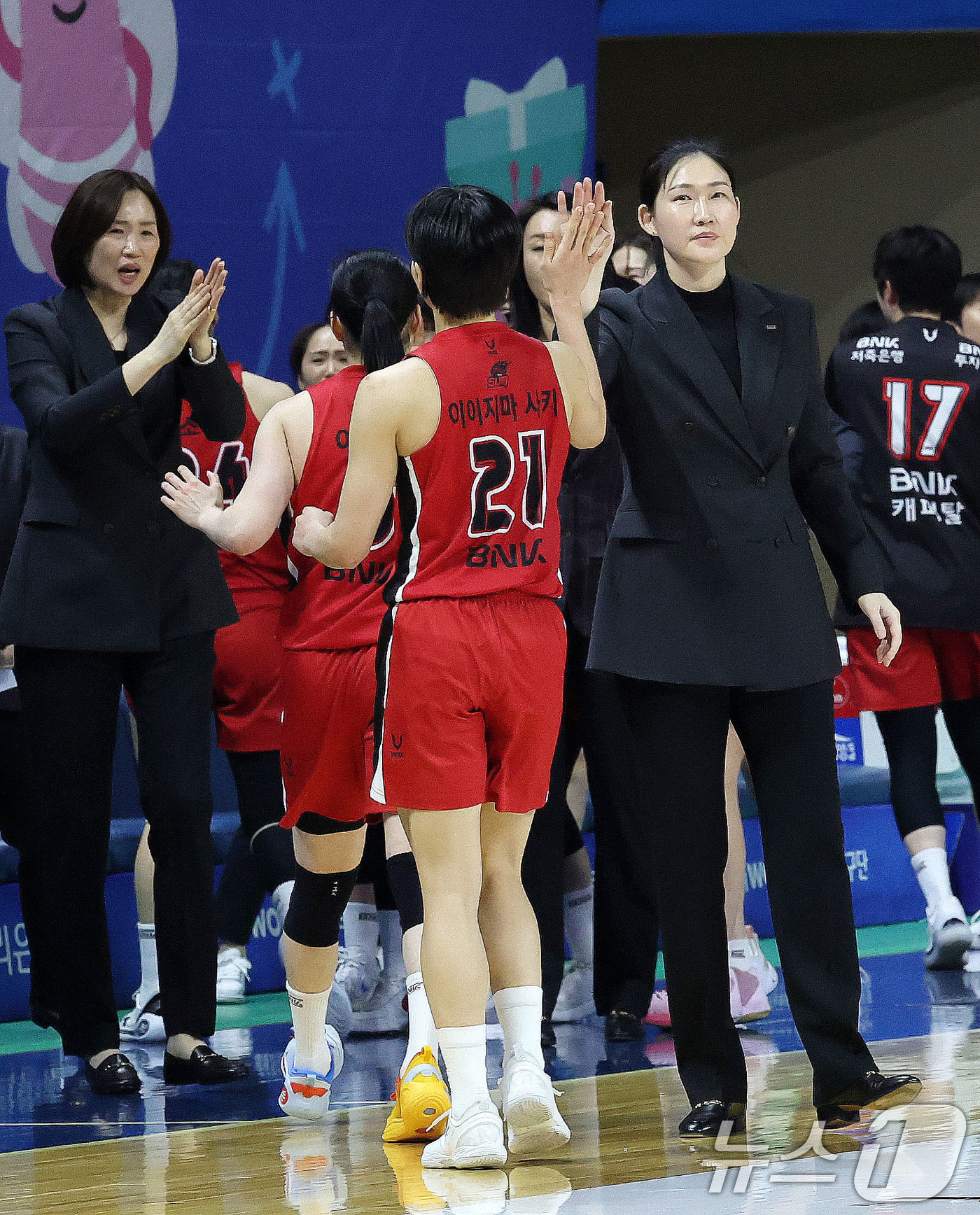 (아산=뉴스1) 박세연 기자 = 18일 오후 충남 아산 이순신체육관에서 열린 '하나은행 2024-2025 여자프로농구' 플레이오프 챔피언결정전 2차전 아산 우리은행과 부산 BNK의 …