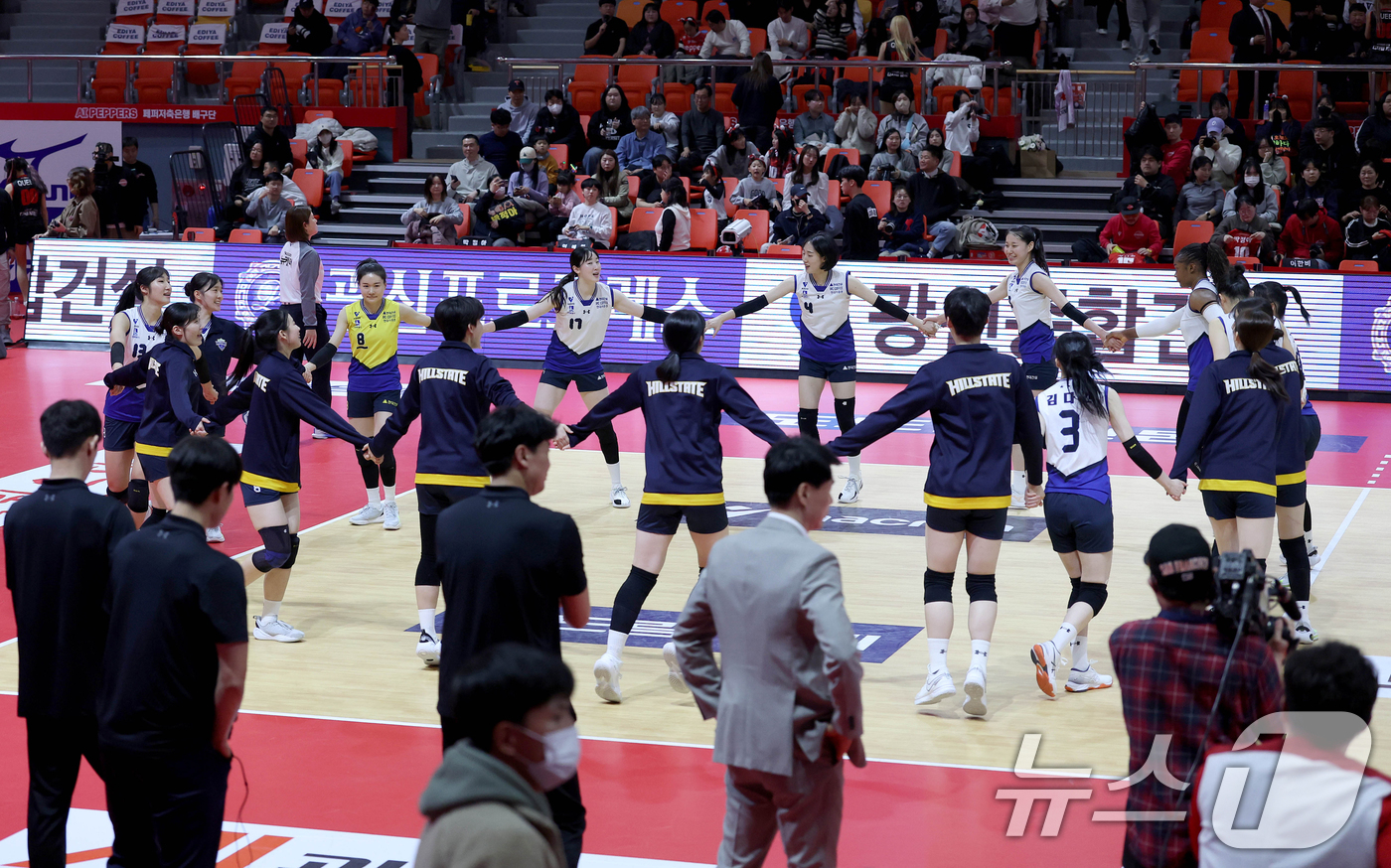 (서울=뉴스1) 김진환 기자 = 18일 광주 서구 페퍼스타디움에서 열린 프로배구 V리그 여자부 현대건설과 페퍼저축은행의 경기에서 세트 스코어 3대1 승리를 거둔 현대건설 선수들이 …