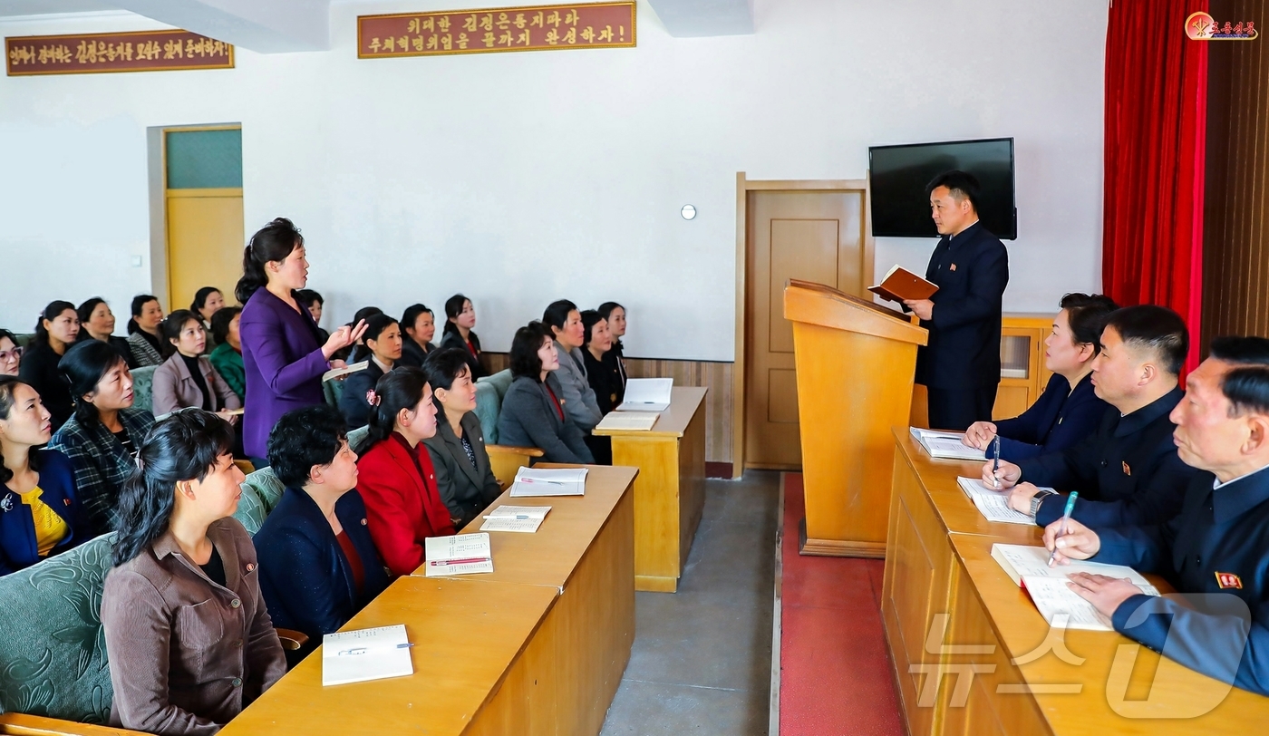 (평양 노동신문=뉴스1) = 북한 노동당 기관지 노동신문은 19일 만경대구역당위원회의 간부들을 조명하면서 "인민생활에서 제기되는 문제들을 구체적으로 알아보고 대책을 세우고 있다"고 …