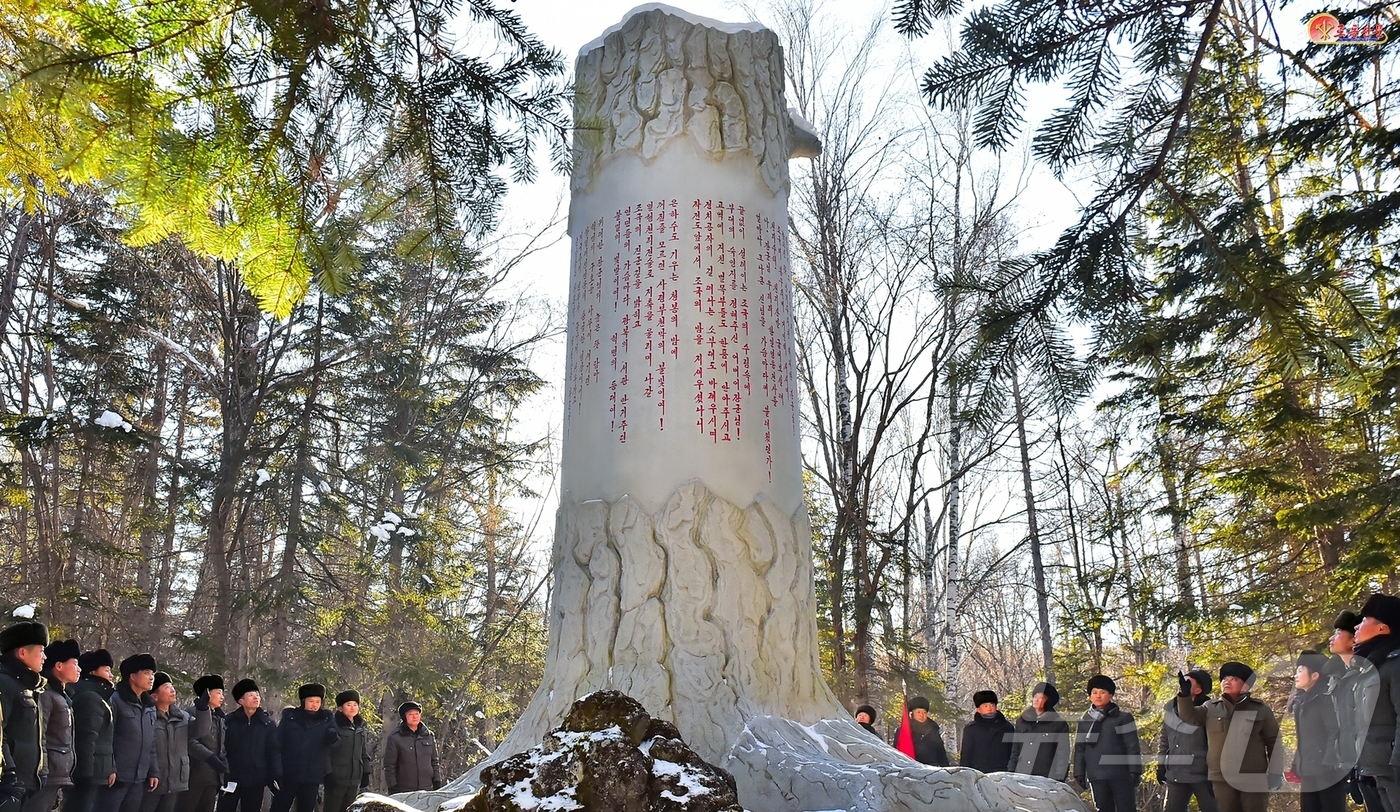 (평양 노동신문=뉴스1) = 북한 노동당 기관지 노동신문은 19일 청봉숙영지를 조명하며 "답사자들이 백두전구에 깃들어있는 위대한 수령님의 불멸의 업적을 가슴깊이 새기고 있다"고 보 …