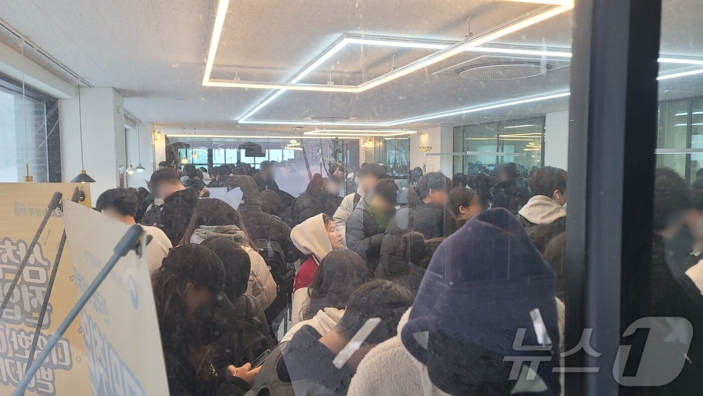 본문 이미지 - 강원 산간과 동해안을 중심으로 폭설이 쏟아진 18일 해발 800m에 위치한 강원대학교 도계캠퍼스 학생들이 고립된 모습.&#40;독자제공, 재핀매 및 DB 금지&#41; 2025.3.18/뉴스1