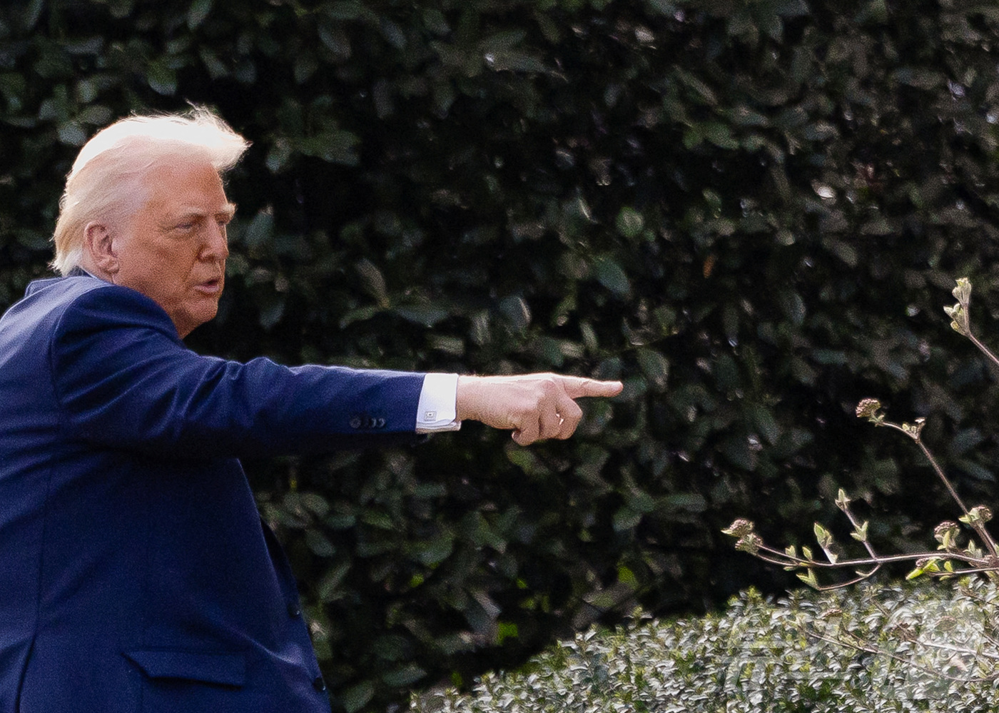 (워싱턴 로이터=뉴스1) 우동명 기자 = 도널드 트럼프 미국 대통령이 17일(현지시간) 워싱턴의 대표적 공연장인 케네디센터 이사회에 참석한 뒤 백악관에 도착하며 손가락으로 가르키고 …