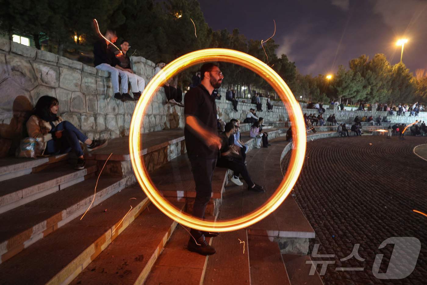 본문 이미지 - 18일 이란 테헤란에서 시민들이 봄 명절 노르즈(Nowruz)를 앞두고 불의 축제 '차하르샨베 수리(Chaharshanbeh Soori)'를 즐기고 있다.  ⓒ AFP=뉴스1