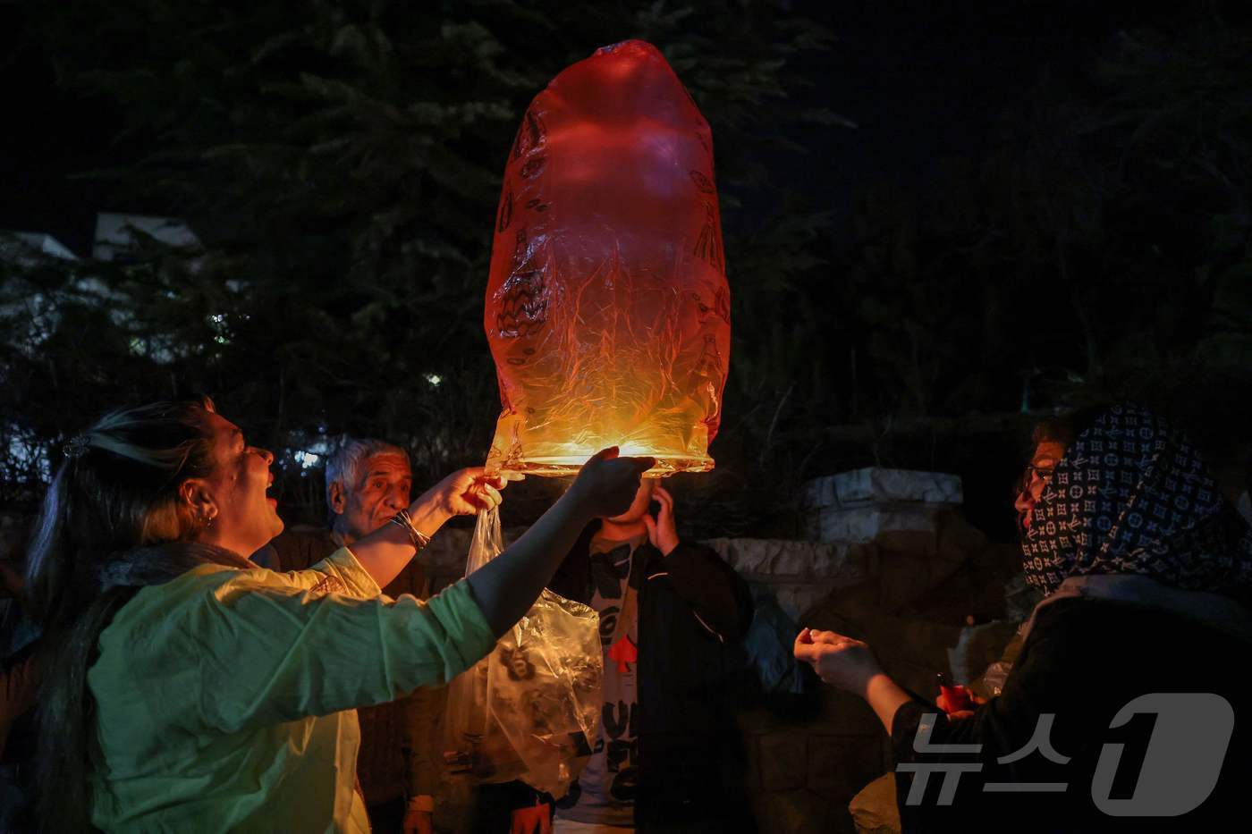 본문 이미지 - 18일 이란 테헤란에서 시민들이 봄 명절 노르즈(Nowruz)를 앞두고 불의 축제 '차하르샨베 수리(Chaharshanbeh Soori)'를 즐기고 있다.  ⓒ AFP=뉴스1