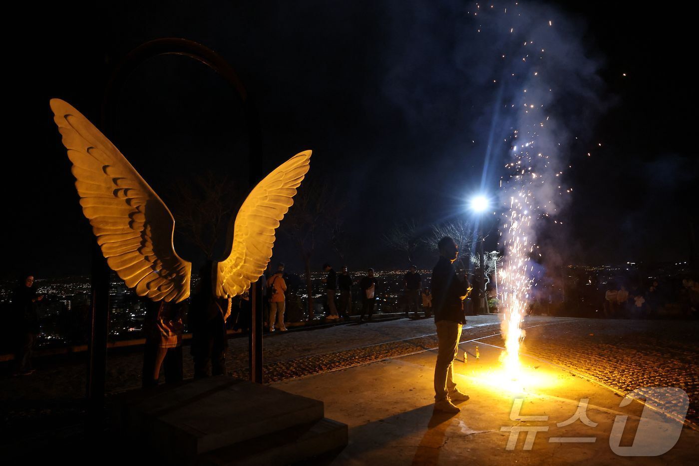 본문 이미지 - 18일 이란 테헤란에서 시민들이 봄 명절 노르즈(Nowruz)를 앞두고 불의 축제 '차하르샨베 수리(Chaharshanbeh Soori)'를 즐기고 있다. ⓒ AFP=뉴스1