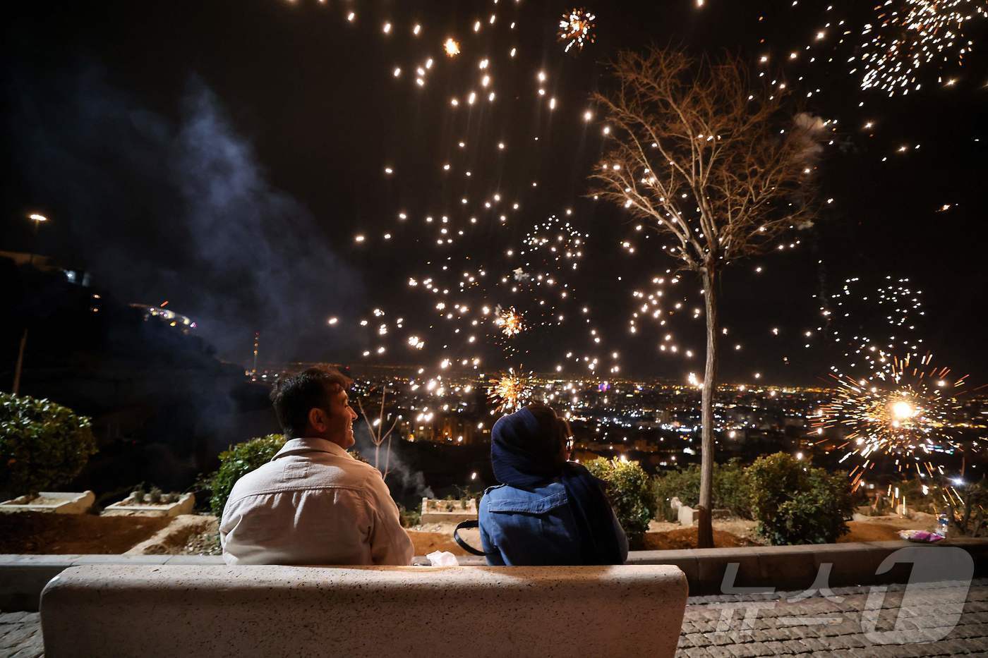 본문 이미지 - 18일 이란 테헤란에서 시민들이 봄 명절 노르즈(Nowruz)를 앞두고 불의 축제 '차하르샨베 수리(Chaharshanbeh Soori)'를 즐기고 있다.  ⓒ AFP=뉴스1