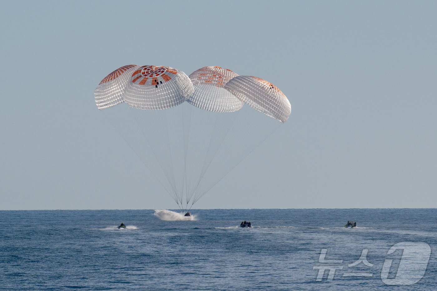 본문 이미지 - 18일&#40;현지시간&#41; SpaceX Dragon 우주선이 플로리다주 탤러해시 해안의 바다에 착륙하고 있다.ⓒ 로이터=뉴스1