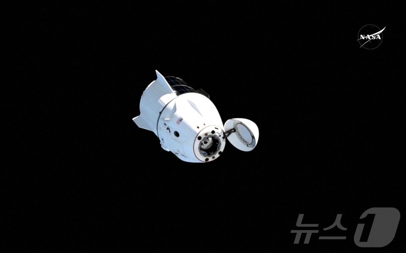본문 이미지 - 국제우주정거장에서 9개월 동안 갇혀 있는 NASA 우주비행사 부치 윌모어와 수니 윌리엄스, 로스코스모스&#40;Roscosmos&#41; 우주비행사 알렉산드르 고르부노프와 NASA 우주비행사 닉 헤이그를 태운 스페이스X 크루 드래곤 캡슐이 지구로 귀환을 위해 우주에서 기동하고 있다. ⓒ 로이터=뉴스1