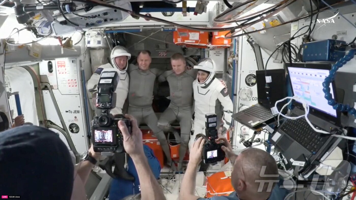 본문 이미지 - NASA 우주비행사 부치 윌모어, 로스코스모스 우주비행사 알렉산드르 고르부노프, NASA 우주비행사 닉 헤이그와 수니 윌리엄스가 지구로 귀환을 앞두고 스페이스X 크루 드래곤 캡슐 해치에서 포즈를 취하고 있다. ⓒ 로이터=뉴스1
