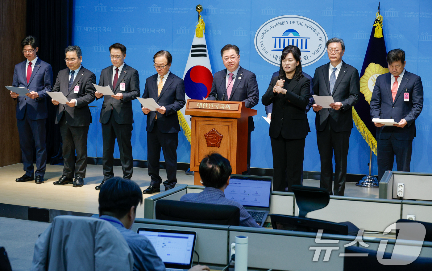 (서울=뉴스1) 안은나 기자 = 박일준 대한상공회의소 상근부회장, 이동근 한국경영자총협회 상근부회장, 김창범 한국경제인협회 부회장 등이 19일 서울 여의도 국회 소통관에서 상법 개 …