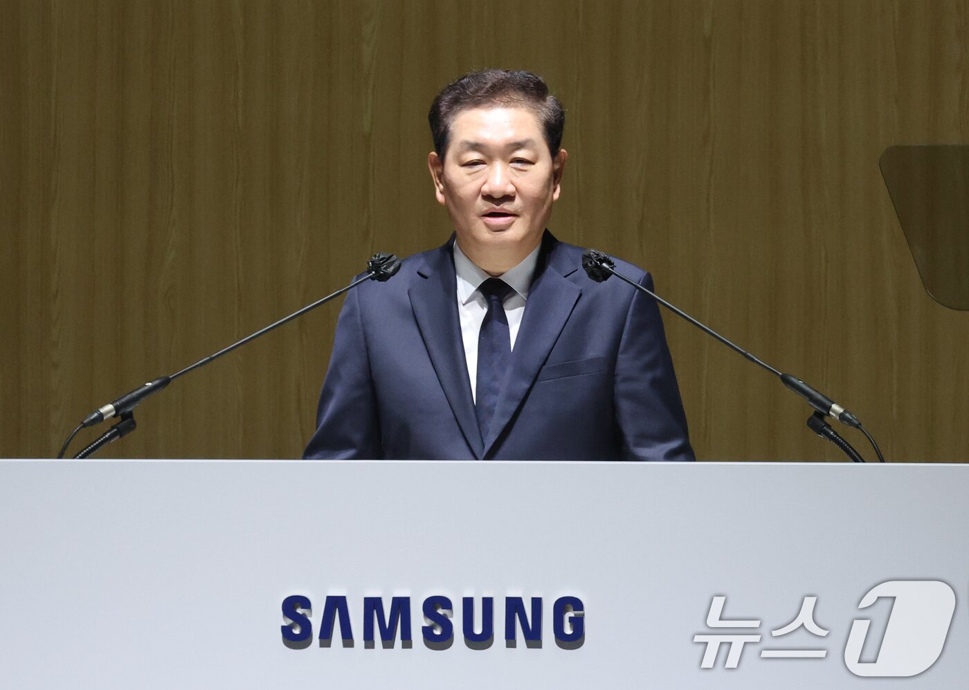 본문 이미지 - 한종희 삼성전자 대표이사 부회장이 19일 오전 경기 수원시 영통구 수원컨벤션센터에서 열린 제56기 삼성전자 정기주주총회에서 인사말을 하고 있다. 2025.3.19/뉴스1 ⓒ News1 김영운 기자