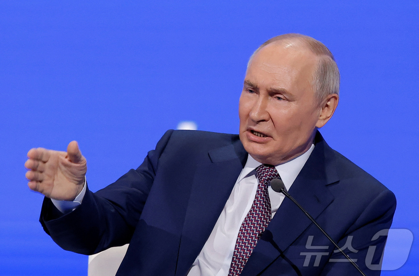 (모스크바 로이터=뉴스1) 우동명 기자 = 블라디미르 푸틴 러시아 대통령이 18일(현지시간) 모스크바에서 열린 러시아 산업·기업인 연맹 회의에 참석해 발언을 하고 있다. 2025. …