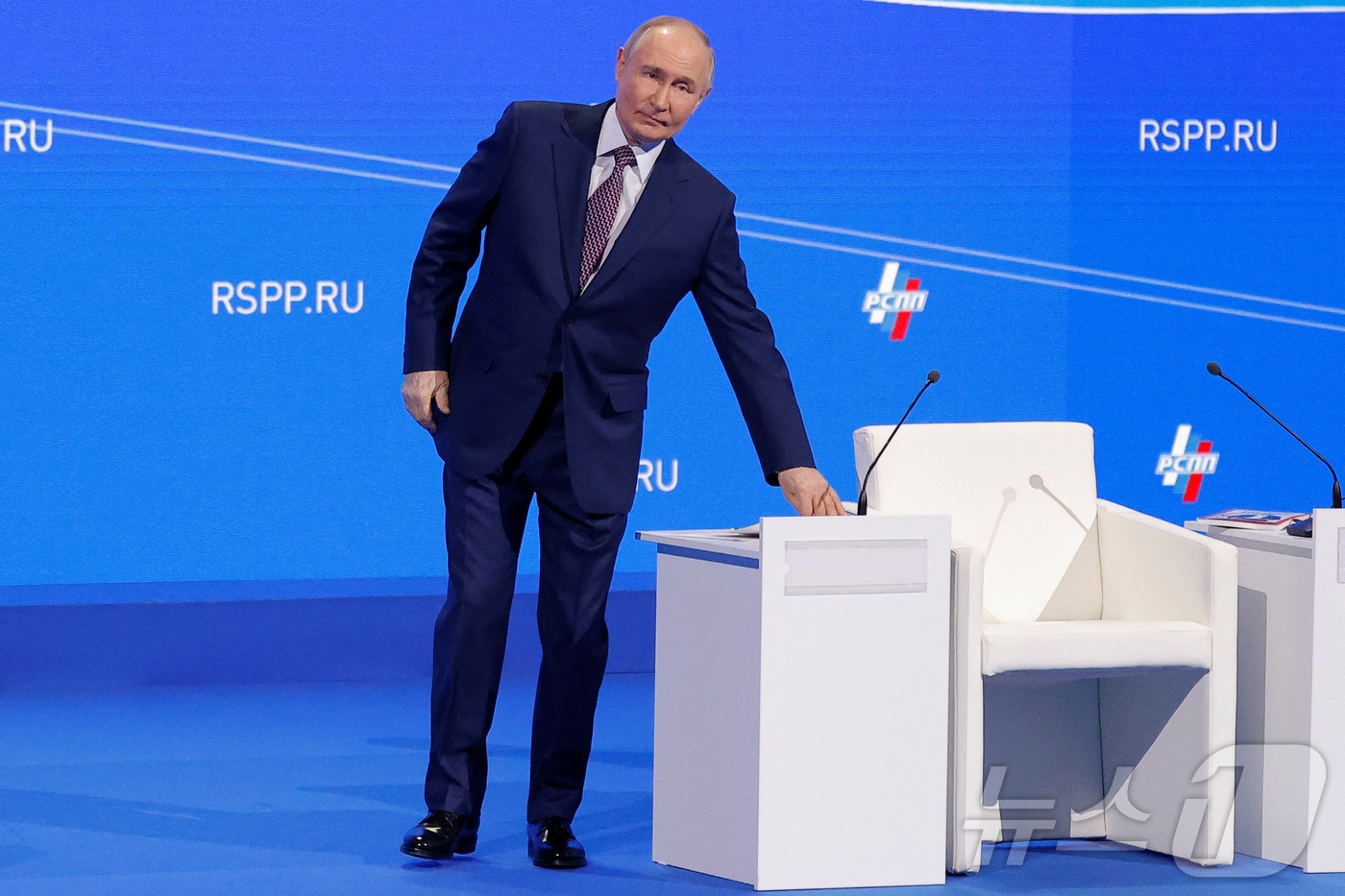 (모스크바 로이터=뉴스1) 우동명 기자 = 블라디미르 푸틴 러시아 대통령이 18일(현지시간) 모스크바에서 열린 러시아 산업·기업인 연맹 회의에 참석을 하고 있다. 2025.03.1 …