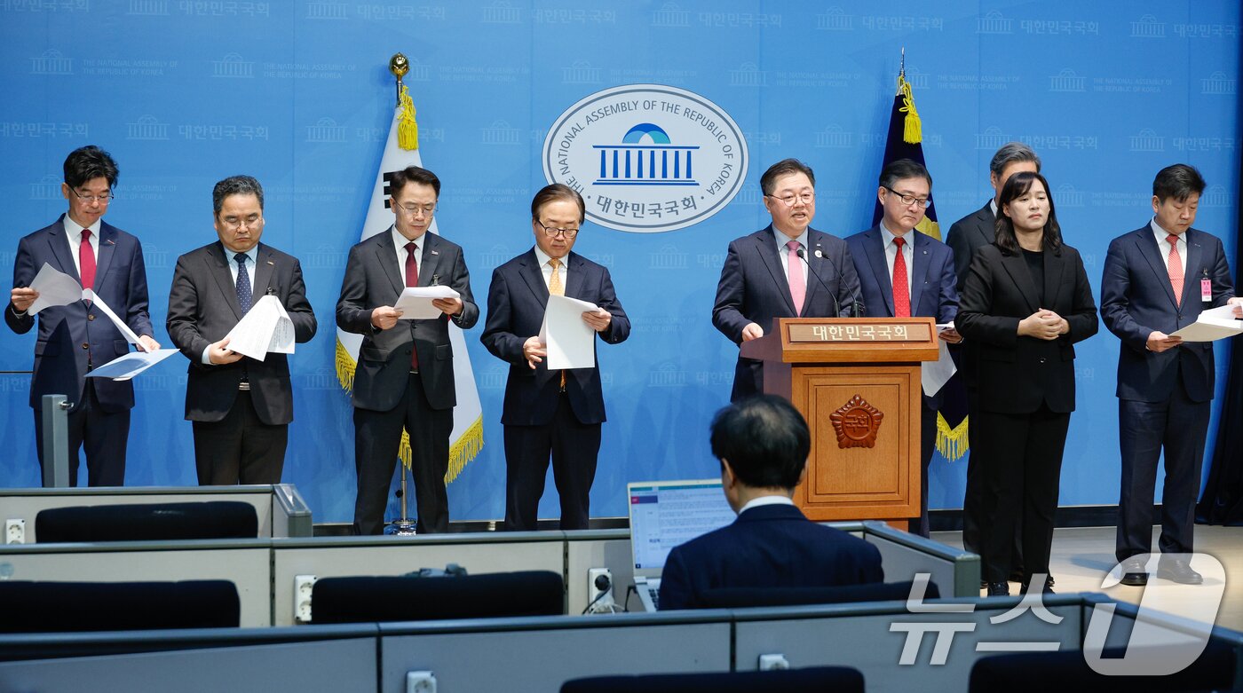 본문 이미지 - 박일준 대한상공회의소 상근부회장이 19일 서울 여의도 국회 소통관에서 이동근 한국경영자총협회 상근부회장, 김창범 한국경제인협회 부회장, 정우용 한국상장회사협의회 정책부회장 등 참석자들과 상법 개정안에 대한 재의요구권 행사를 건의하는 경제8단체 공동성명을 발표하고 있다. 2025.3.19/뉴스1 ⓒ News1 안은나 기자
