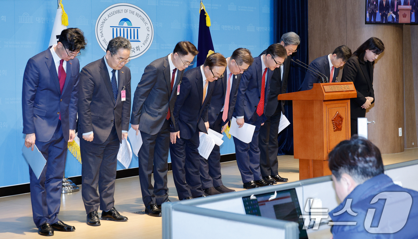 (서울=뉴스1) 안은나 기자 = 박일준 대한상공회의소 상근부회장이 19일 서울 여의도 국회 소통관에서 이동근 한국경영자총협회 상근부회장, 김창범 한국경제인협회 부회장, 정우용 한국 …