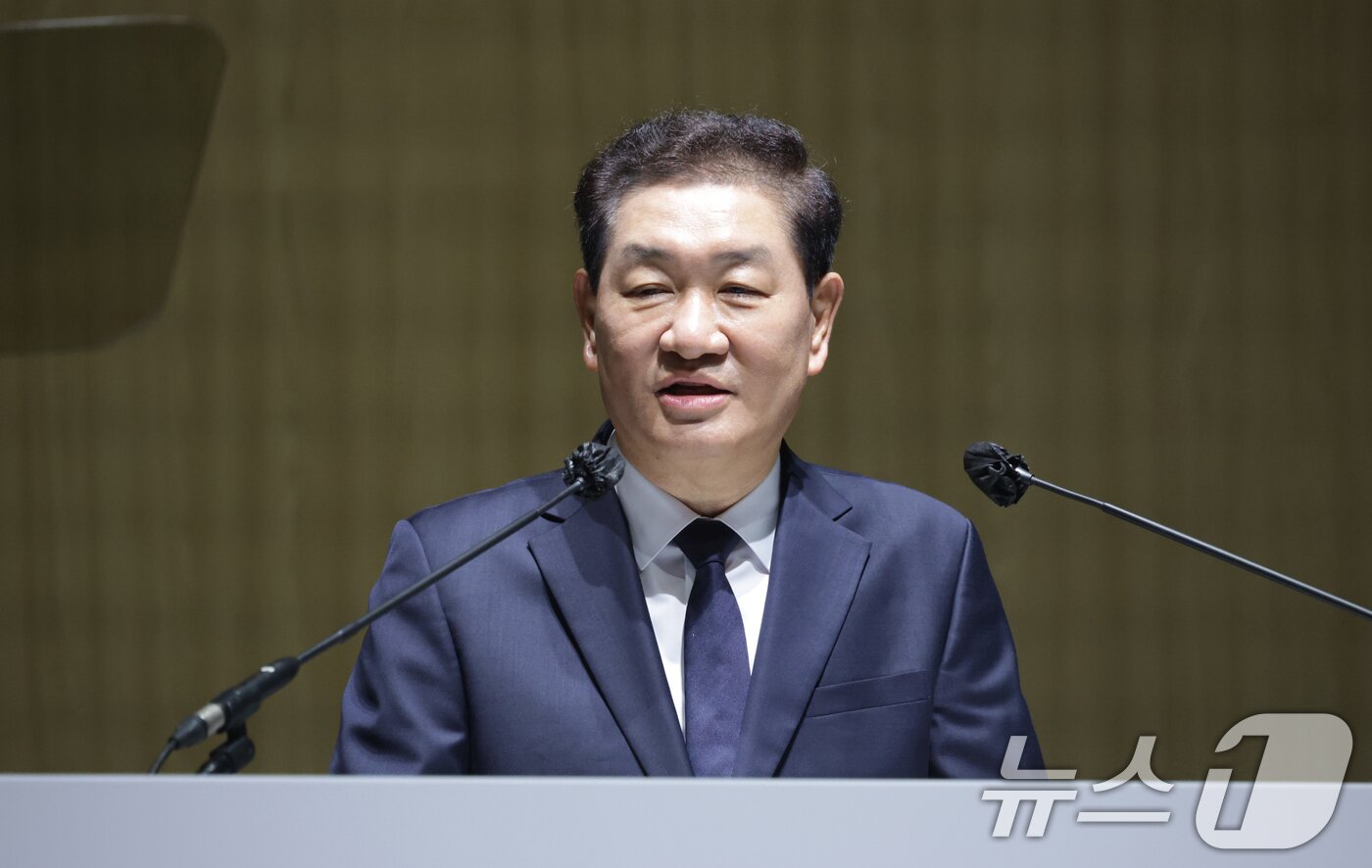 본문 이미지 - 한종희 삼성전자 대표이사 부회장이 19일 오전 경기 수원시 영통구 수원컨벤션센터에서 열린 제56기 삼성전자 정기주주총회에서 인사말을 하고 있다. &#40;공동취재&#41; 2025.3.19/뉴스1 ⓒ News1 김영운 기자